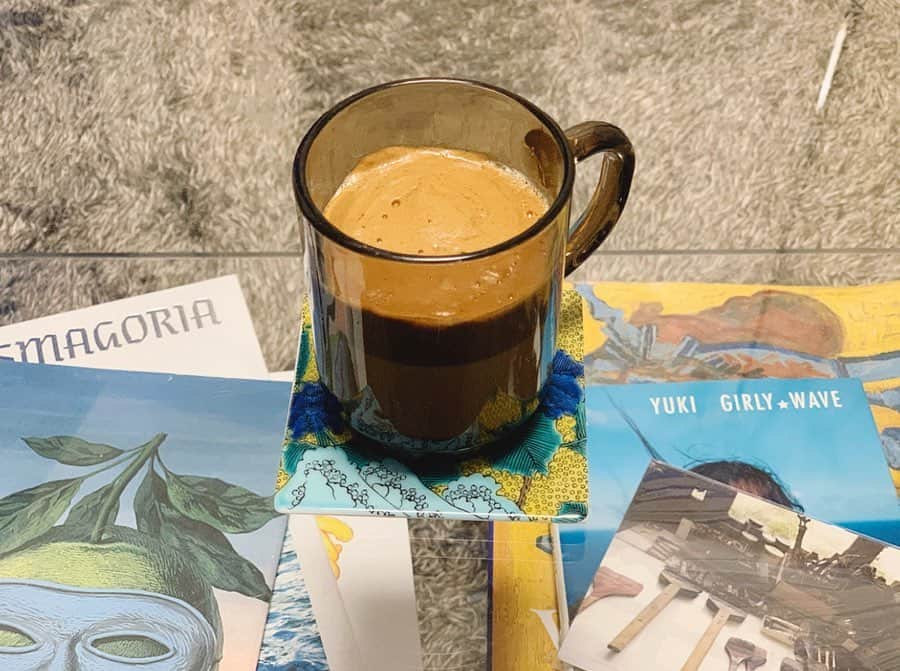 小川暖奈のインスタグラム：「ダルゴナコーヒーて、本当に美味しいのか？ という話をリモートお茶してるときに話してたら、その流れで作ることになって作ってみたら 感動するくらい美味しかった、、！！ .  んですが、 2回目作ったときはコーヒーきつすぎて、 3回目のときは泡だてすぎて永遠に牛乳と混ざらないし、 二度と美味しく出来ませんでした！  もう作らないんだからっ！🧚🏻‍♀️ #写真は失敗した二杯だよ🧚🏻‍♀️ #ダルゴナ通信」