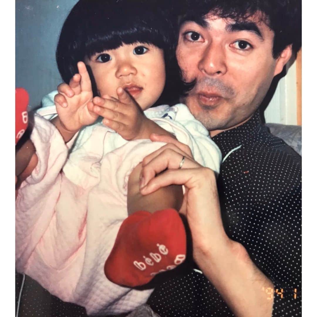 芳賀舞波さんのインスタグラム写真 - (芳賀舞波Instagram)「.﻿ 今日で27歳になりました🎂﻿ たくさんのお祝いの言葉を﻿ ありがとうございます😊﻿ 誕生日はいくつになっても特別で嬉しくて、﻿ たくさんの愛を感じれるステキな日ですね！﻿ そして周りにいてくれる大切な人たちに感謝する日。﻿ ﻿ ここまで育ててくれた両親には本当に感謝です。﻿ ﻿ いつの間にか三十路が目の前に﻿ 迫ってきている事に驚いていますが、﻿ 30歳に向かって心身ともに美しくなれるよう﻿ 多くのものに触れ、学び、﻿ 実りある1年にしたいと思います！﻿ ﻿ ﻿ 去年の今日はケツメイシのLIVEに行って、﻿ 今年はGENERATIONSの楽曲が配信されて﻿ かってにHappyになっている私ですが、﻿ これからもよろしくお願いします❤️﻿ ﻿ ﻿ 昨日は母の昔をちらりしたので、﻿ 今日は両親から届いたお花を添えて﻿ 父の昔をちらり👀﻿ #お調子者の父 #今はスキンヘッドだよ🤭﻿ ﻿ ﻿ .﻿ #誕生日　#happybirthday #to #me #5月生まれ　#27歳﻿ #ケツメイシ  #GENERATIONS﻿ #大好きです　#感謝﻿ #vリーグ #volleyball﻿ #日立リヴァーレ﻿ ﻿」5月11日 19時51分 - _maiha.15_