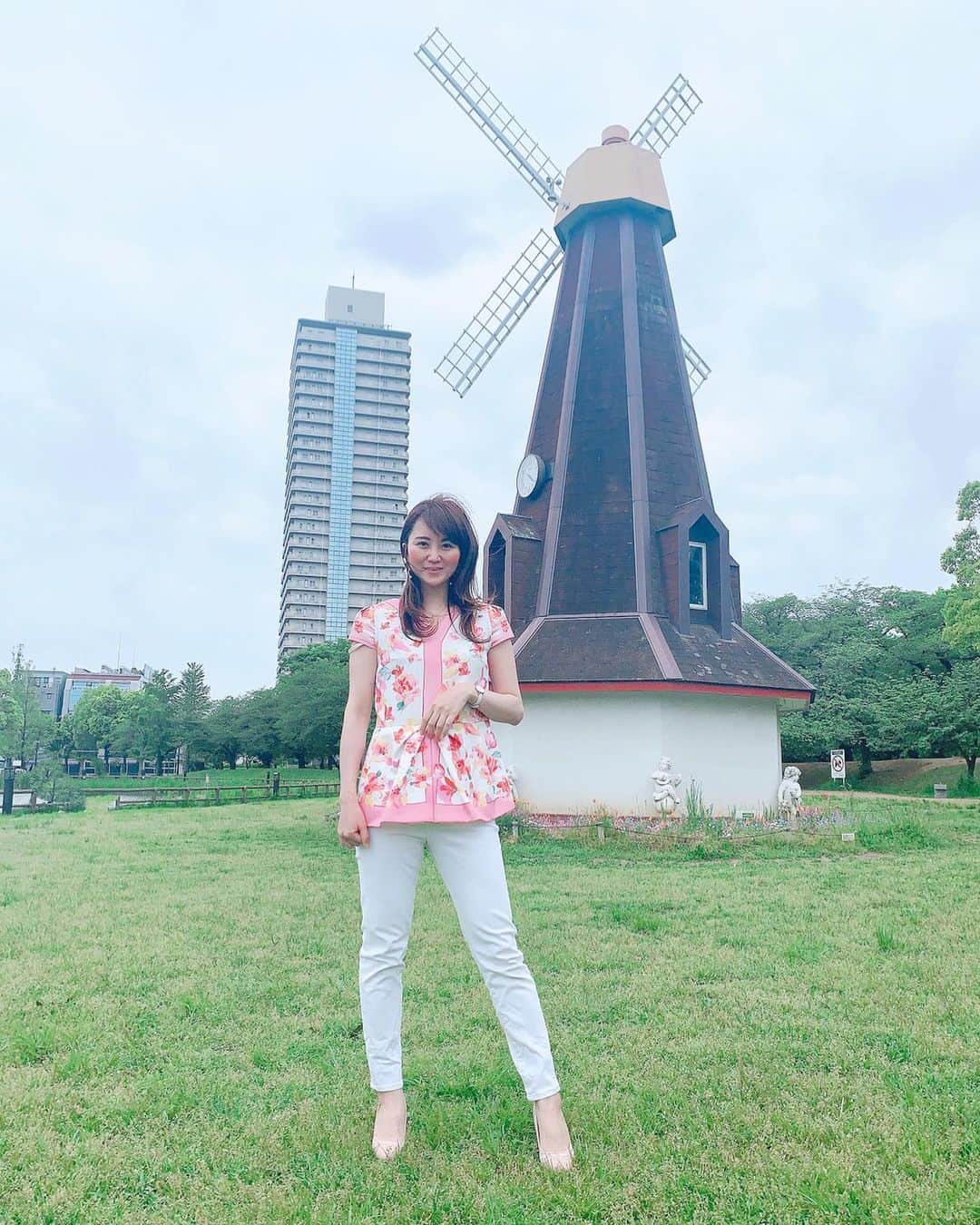 のインスタグラム：「今日は暑かったですね🌴 外に出ようと思っていましたが 結局家の中に🏡  年末や年度末が楽なように 上半期の領収書を整理しました🧾  これから3週間は引き続き春休みのような 連休の続きのような🤔👒 気分転換しながら過ごします✨👚 * *  トップス→#chesty @chesty_official  パンツ→#ユニクロ @uniqlo * * * #ハイライズスキニーアンクルジーンズ  #ピンクコーデ #ユニクロ購入品 #ユニクロきれいめ部　#uniqloコーデ #ユニクロデニム族  #ユニジョ #ユニクロワイドパンツ  #チェスティ #チェスティコーデ #チェスティー #花柄トップス #花柄コーデ #コロナ痩せ #むくみ解消」