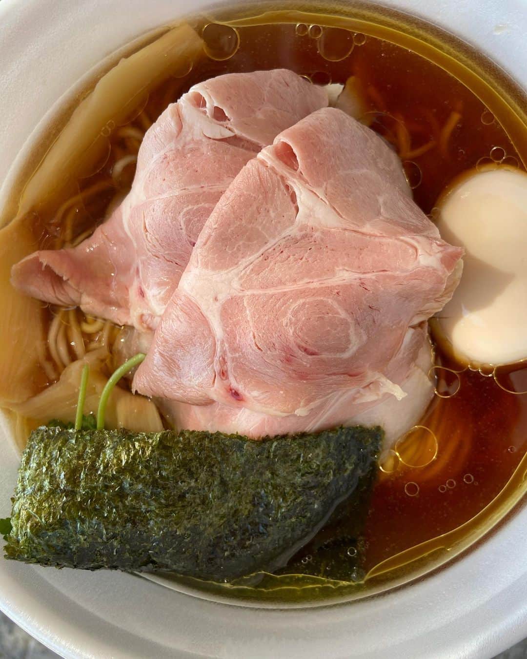 長島涼平のインスタグラム：「四つ葉そばをテイクアウト。  スープ飲み干した後に丼を頭からかぶりたくなるほどの旨さ。  #四つ葉 #よつばそば #中華そば #テイクアウト #汁一生飲める #川島」