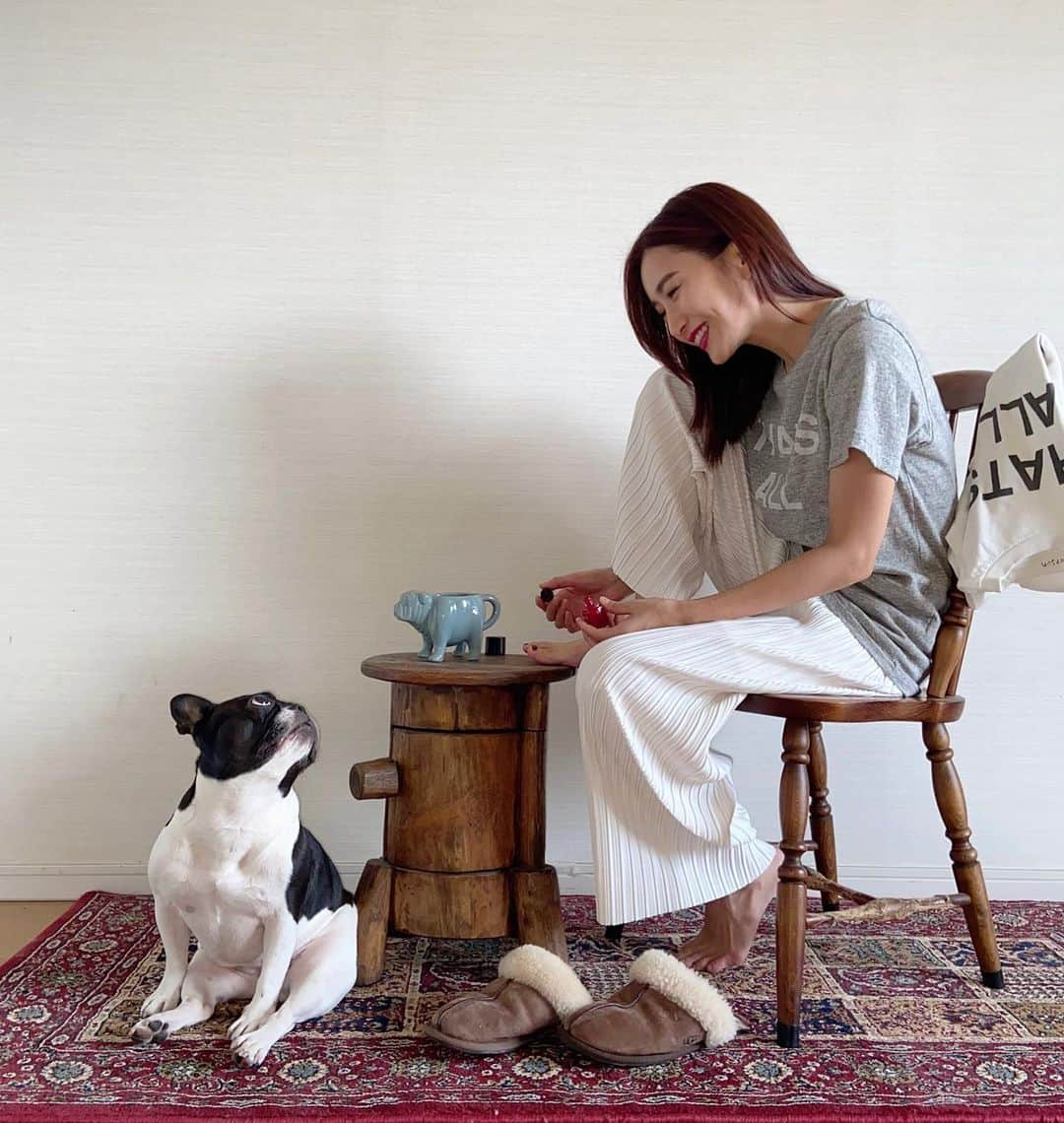 桐山マキさんのインスタグラム写真 - (桐山マキInstagram)「. . . to be at home 🏡 . . . stay home で 愛犬と一緒にいる時間が ぐぐぐぅっと増え 気づけば いつも近くに居てくれてる🐖♡ . . . そんな中 先日 サラリと ムチムチしたね と言われ、、、、 ガビーん🤭 人は大きくなるもんなんですね！ との事で わたくし、全く気付いてませんでしたw . . . クッキングも楽しく 食べる事の楽しみ♡ さぁさ みんなで太ろう！ . . . #japan #love #fashion  #stayhome #homestyle  #thatsall #dog #frenchbulldog  #Tシャツ #cooking #食べる楽しみ #作る楽しみ #ムチムチ #ムチムチボディ  #セクシーやん #小春ちゃん #愛犬との暮らし  #運動しなくちゃ #🏃‍♀️」5月11日 20時01分 - maki_kiriyama