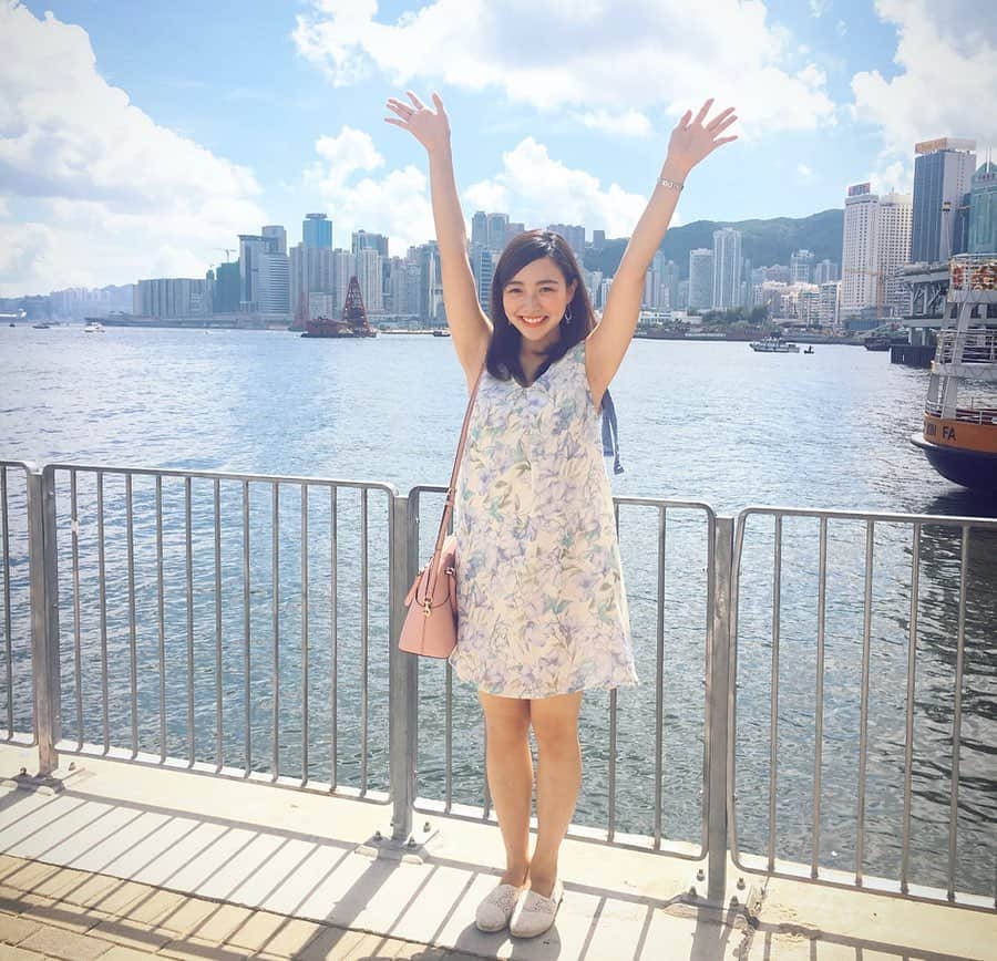 清水玲さんのインスタグラム写真 - (清水玲Instagram)「・ ・  昨日投稿するはずが、 すっかり忘れておりました🙇‍♀️💦 5月10日（日曜日）の 『アナ旅』を担当しました！！ ・  テーマは… 《週末でも楽しめる、香港への旅🇭🇰》 ・ 香港は 大学3年生の頃、初めて訪れた場所です。 『アナ旅』の中で 香港の魅力についてお話しさせて頂いたのですが、写真があるとよりイメージが湧くかと思いますのでこちらでも いくつかご紹介しますね😊🧡 ・ ・  ①ヴィクトリアハーバー …九龍島と香港島（主な観光地）に挟まれた大きな港 この間をフェリーで行き来して生活しています⛵️ ・  ②黄大仙 …「有求必應（求めれば必ず願いが叶う）」お寺としても有名で、 国内外から願掛けや占いに訪れる場所 🎋 ・ ・  ③女人街 …1㎞ほど続く露店街で人生初の「値切り交渉」に挑戦しました！🤭 男性ものを売っている『男人街』もあります  ④市場の露店 …🐖が目の前でバラバラにされます💦 日本のスーパーがいかに清潔か実感できました😅  ⑤シンフォニー・オブ・ライツ …４０ものオフィスビルから 毎日夜８時になるとカラフルなレーザーが放たれます🌃 そこに交響楽団の音楽が加わるという贅沢なショー✨ 無料でみられます🙆‍♀️ ・ ・ ・  今日の『スイッチ音Time』にも アナ旅聞いたよ〜というメッセージをいくつも頂きました☺️ 旅行へ！！という訳にはいかない状況が続いておりますが、この『アナ旅』を聴いてリスナーの皆さんに少しでも旅気分を味わって頂ければなと思います✈️✨ ・  radikoのタイムフリーで1週間お聴き頂けます！ ・ ・  #宮崎#宮崎放送#mrt#ラジオ #アナ旅#香港#旅行#学生旅行 #ヴィクトリアハーバー#黄大仙 #女人街#男人街#香港ディズニーランド #シンフォニーオブライツ #hongkong#trip#radio#🇭🇰」5月11日 19時54分 - mrt.shimizu