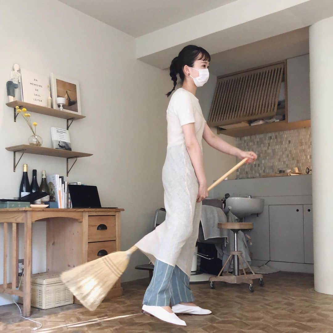 畑田萌のインスタグラム：「ちびっこが撮ってくれた🧹飛べないひと」