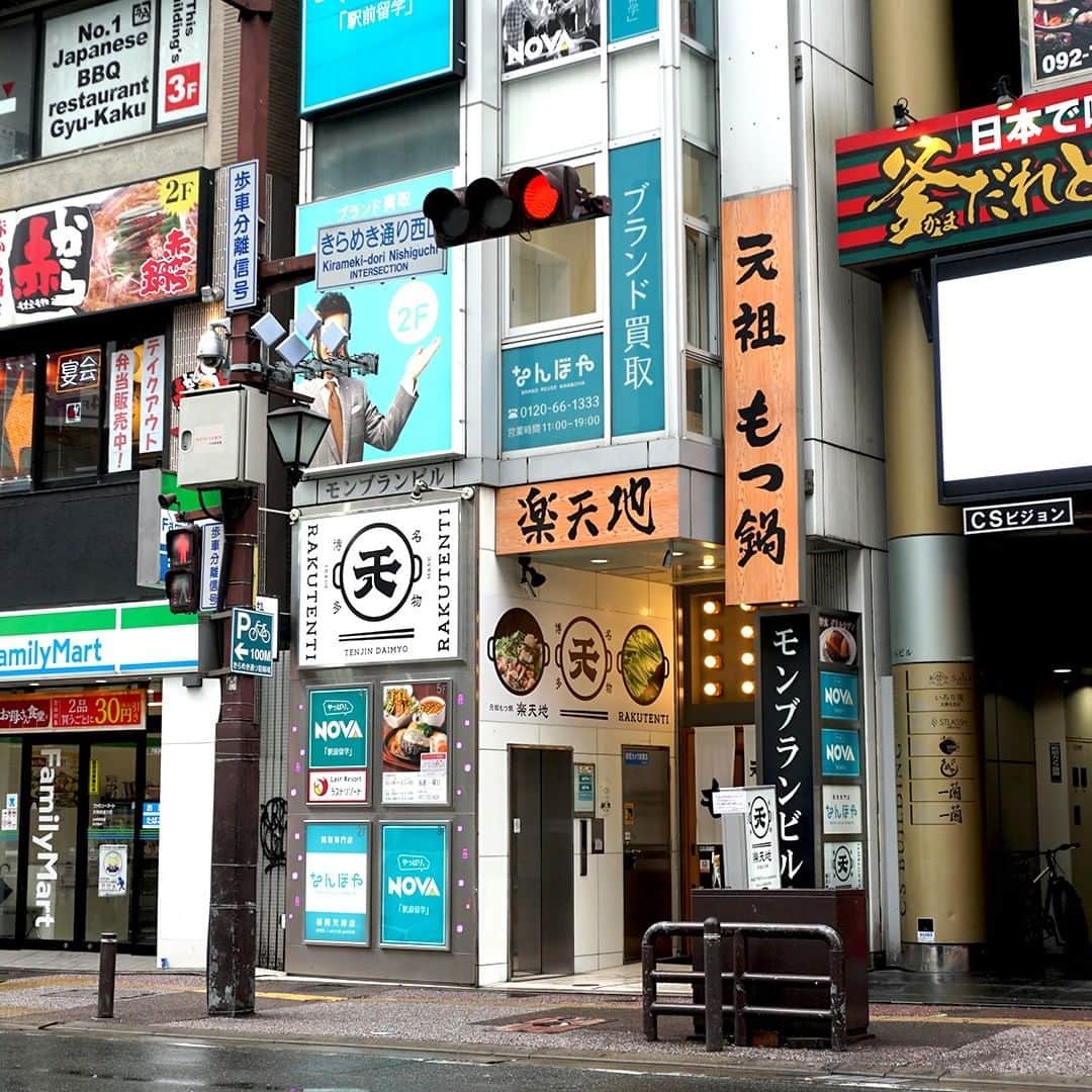 デパぐるッ！福岡さんのインスタグラム写真 - (デパぐるッ！福岡Instagram)「とろとろオムレツにジューシーなハンバーグ❗️⠀ 昔ながらの洋食店の味がお弁当に✨⠀⠀ ⠀⠀ コロナ苦境のなかでも福岡の食を支えたい❗️⠀ という気持ちで、バリよかッ!グルメでは4月から⠀ 「#テイクアウトグルメ 」をご紹介しています☺️⠀⠀ ⠀⠀ 今回は今年で12年目になる天神西通りの⠀ 洋食レストラン「グリルカジン」をご紹介♪⠀ ⠀⠀ 現在は新型コロナの影響で、⠀ お昼のテイクアウトを中心に営業されています❗️⠀⠀ ⠀⠀ 人気のお弁当は「オムレツライス弁当」☝️👀⠀ 料理長の熟練の技が光る”オムレツ”は⠀ ふわっふわでとろっとろ😍⠀ ⠀ バター、ブイヨン、野菜の旨味が詰まったベイクドライスに、⠀ 自家製のデミグラスソースと一緒食べると⠀ もうほっぺたが落ちそうです😋⠀ 糸島のブランド玉子を使っているからか、⠀ 玉子の旨味がとっても濃厚❗️❗️⠀ ⠀ また開店当時から変わらぬ人気の”ハンバーグ”を使った⠀ 「ハンバーグ弁当」もおすすめ❗️⠀ ⠀ 佐賀県産和牛と宮崎ポークの合挽き肉で作られていて、⠀ ちょっぴり甘くフルーティーな「オリジナルデミ醤油ソース」と⠀ モッツァレラチーズがかかっています。⠀ フォークで割ると、肉汁がじゅわ〜。⠀ ジューシーな味わいがたまりません🤤⠀ ⠀⠀ 通常だと、オムレツライスやハンバーグのセットは⠀ 1,100円ほどするそうなので、リーズナブルに⠀ いただけるのは今がチャンスかも✨⠀ ⠀ お店は天神西通りの元祖もつ鍋楽天地が 入っているビルの5階にあります☝️⠀ 営業情報や、詳しいメニューは⠀ お店のインスタグラムをチェックしてみて🙆‍♀️⠀ ⠀⠀ 福岡のお店と利用する皆さんとで つながり、助け合いながら⠀ この苦境を乗り切っていきましょう💪⠀ ⠀⠀ #つながろう福岡⠀ ⠀ →@grillkajin⠀⠀ ⠀ 【 テイクアウトメニュー(税込) 】⠀ オムレツライス弁当 600円⠀ ハンバーグ弁当 600円⠀ ※お弁当は店内でも食べられます⠀ 【 店名 】⠀⠀ グリルカジン⠀ 【 住所 】⠀ 福岡市中央区大名2-1-58モンブランビル5階⠀ 【 営業時間 】⠀ 11:00〜15:00⠀ ※新型コロナの影響で変更中⠀ 【 定休日 】⠀⠀ 火曜日⠀ ⠀ ⠀ #テイクアウト#テイクアウトグルメ#お持ち帰り #福岡テイクアウト #コロナに負けるな #コロナに負けない #バリよかグルメ#グルメ#グルメ好きな人と繋がりたい #福岡グルメ#福岡ごはん#福岡ランチ#福岡ディナー #天神#天神グルメ#天神ランチ #食べるの好きな人と繋がりたい#食べスタグラム #ハンバーグ#ハンバーグ好き#ハンバーグ大好き#オムレツ#オムライス#オムレツライス#洋食#洋食屋さん#洋食屋#レストラン #グリルカジン」5月11日 20時00分 - arne_gourmet