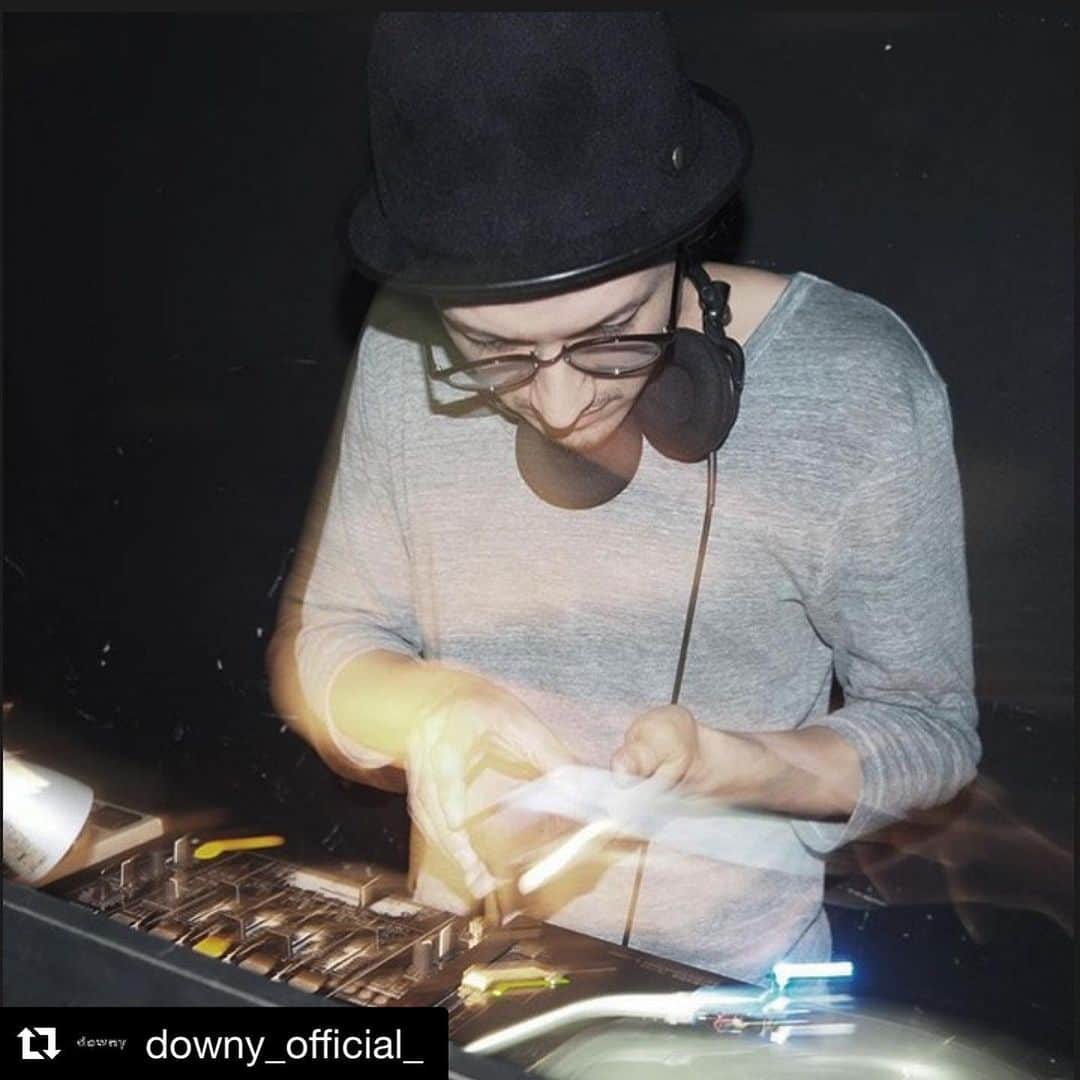 のインスタグラム：「那覇のライブハウスOUTPUTを支援出来ればと無観客ライブの配信します。  微力ながら沖縄の音楽会に貢献できる機会を頂けて嬉しいです。  チケット代はOUTPUTは勿論、沖縄で苦しんでいる他の箱のチャリティーに充てようと思います。  今回はカバー曲もOKみたいなので 前回とはまた違ったライブになりそう。  是非よろしくお願いします！  #Repost @downy_official_ with @get_repost ・・・ 『OUTPUT TV 青木ロビン(downy) 無観客LIVE』開催決定！ ■日時：5月23日(土) 20:00 START ■出演：青木ロビン(downy) ■視聴料金：1,500円  https://peatix.com/event/1484667/view?k=9fa0ea6f3771c6b6667cc0d712ac3746fc26919a チケット購入締切りは5/23(土)19:30まで ※視聴チケット販売締め切り後、 購入者に視聴URLをお送りします。  どうぞお楽しみに！」