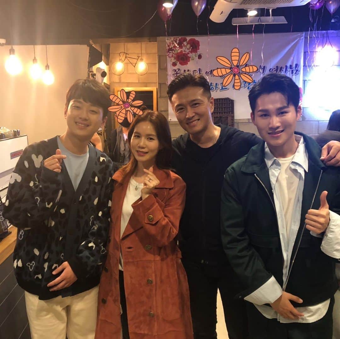 パク・シウンのインスタグラム：「ㅎㅎ 오늘은 저도 하나올려봐요😁💕 #동상이몽 #이찬원 #김희재 #허니하니부부 #오늘도 #트롯으로 #하나되어볼까요?!😄💕 #팬심은숨길수가없네요🙈 #😍👍」