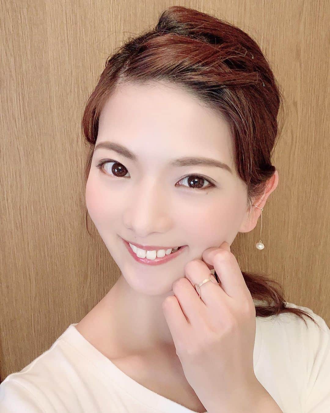 美蘭レンナのインスタグラム：「メイク💄と簡単ヘアアレンジ😍✨✨前髪が伸びてきたので、くるってネジってピンで止めて上げるスタイルが増えました😊 📷　by myself😆✨✨ お気に入りの💍とイヤーカフ💕💕 . . @carat_a . . . #久しぶりの自撮り#セルフィー#メイク#ヘアアレンジ#時短#前髪#前髪アレンジ#ヘアクリップ#はさむだけ#ヘアスタイル #リング#イヤーカフ#5月#may#makeup#selfie#hairstyle#hairarrange#ring#ear#earcuff#stayhome#home#」