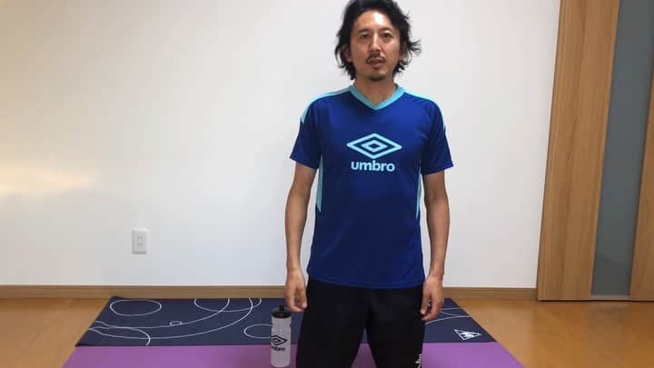 橋本英郎のインスタグラム：「【おうち簡単トレーニング】DAY10 今日は、体幹とバランスをMIXしたトレーニングをしたいと思います。  飛行機のポーズ ポイントは、 ・頭から先まで一直線を意識 ・両手を開いてバランスをとる ・ゆっくり動かす ・呼吸は止めずにゆっくりしながら ・支えている足は地面との繋がりを意識 ・地面と平行（それ以上に行く必要なし） ・頭、足が折れないように気をつける  片足を3回ずつ、両足で6回。  回数は多くありませんが、バランスを取ってゆっくりやると結構キツイし、難しいですよ。  是非無理せずにゆっくり、ゆったりチャレンジしてね。  いいおうち時間をお過ごし下さい。 ． ． ．  #おうちでトレーニング  #簡単トレーニング  #fc今治  #橋本英郎  #umbro  #2週間  #毎日トレーニング  #家トレ  #いまできること  #ヨガポーズ」