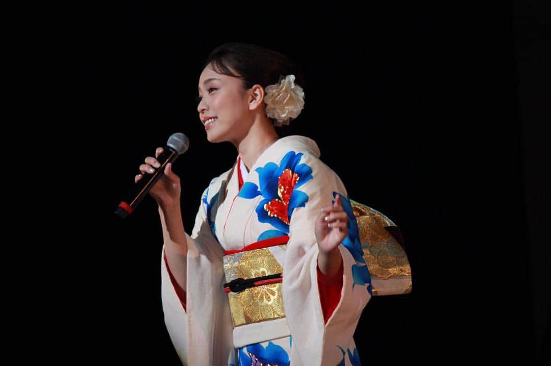 杜このみのインスタグラム：「日本舞踊 香月流師範で杜このみの作品でも振り付けを担当して頂いている、 大好きな香月寿々也さん @suzuya_kouzuki99 から受け取りました、 #お着物バトン  着物は時代を超えて大切にしていきたい物です。 このお着物は、アンティークで昭和初期の花嫁衣装✨ 当時のお着物はとても斬新で、コンサートの衣装としてリメイクし袖を通しました☺️ お着物には皆さんそれぞれの思い出があるというところも素敵ですね！  次にバトンをお渡しするのは、 歌手仲間で同期の水城なつみさんです💓 @mizuki_natsumi_522」