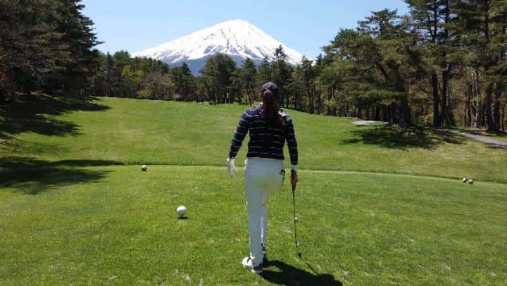 のインスタグラム：「. 天気最高でなんかもう 幸せだったよ、ほんと。 . #ゴルフ #富士山  #スイング #アイアン #ドライバー #アプローチ #チップイン ならず」