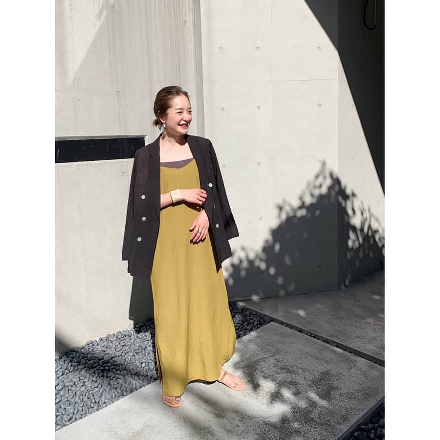 川島幸恵さんのインスタグラム写真 - (川島幸恵Instagram)「🌿🌿🌿﻿ ﻿ 待ってましたよ！な、ビスコースリネンタイトマキシワンピース😚﻿ オンラインショップに入荷しました！﻿ ﻿ 私にとってこの素材での、待望のタイトマキシでございます♡﻿ ﻿ ナチュラル過ぎない、上品な程よい光沢が🙆🏻‍♀️﻿ Iラインなので着痩せ効果もばっちり👌﻿ ﻿ シアージャケットも毎年人気で、ブラックは今年の新色です🌚﻿ ﻿ ﻿ #SHENERY_official﻿ #dress #jacket #SHENERY﻿ #sandals #eness﻿ #fashion #styling﻿ #summer」5月11日 20時21分 - sachie118