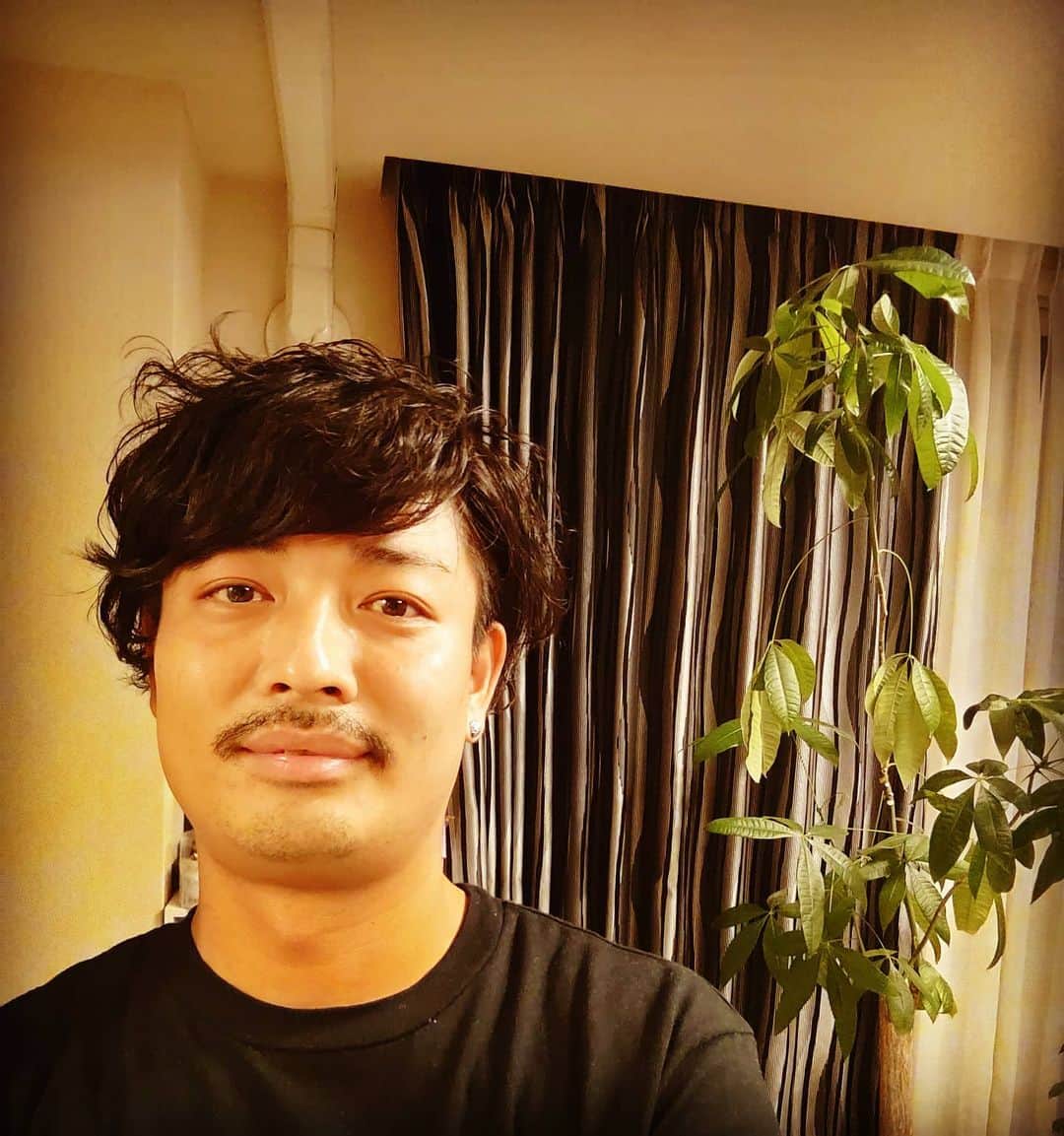 中村昌也のインスタグラム：「本日２１時〜、そうです！NBA情報局デイリー9ですよ〜!! 是非〜!! 家での私は………… 換気扇の下が居場所。。。 ゲーム、テレビ観る以外は、殆んどここに居ます。。。 #NBA #NBARakuten #RakutenTV #DAILY9 #stayhome #おうち時間」