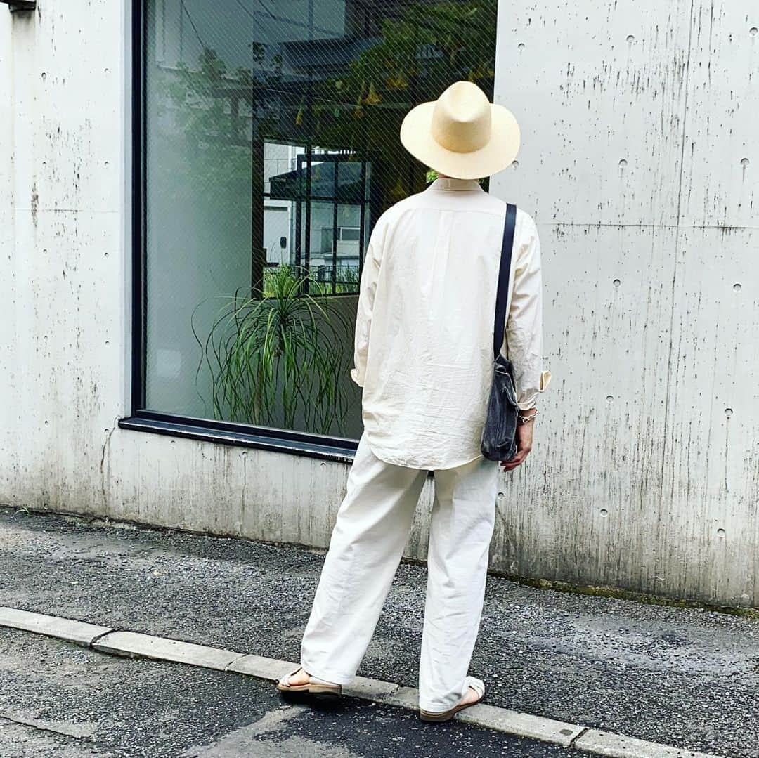 並木一樹さんのインスタグラム写真 - (並木一樹Instagram)「よく聞かれるUNIQLO Uのホワイトパンツはレディースのワイドフィットカーブジーンズの30インチです♪ ___________________________________________ しばらく風立ちぬみたいなコーデが続きます。  最近天気が気持ち良すぎる♪ 日常ルーティンの動画先程アップいたしました♪  hat:アンユーズド shirt:COMOLI pants:  UNIQLO U bag: @henderscheme  ___________________________________________  #COMOLI#BEAMS#AURALEE#オーラリー#30代ファッション #ファッションコーデ  #ファッションスナップ#ootd」5月11日 20時25分 - casi_namiki