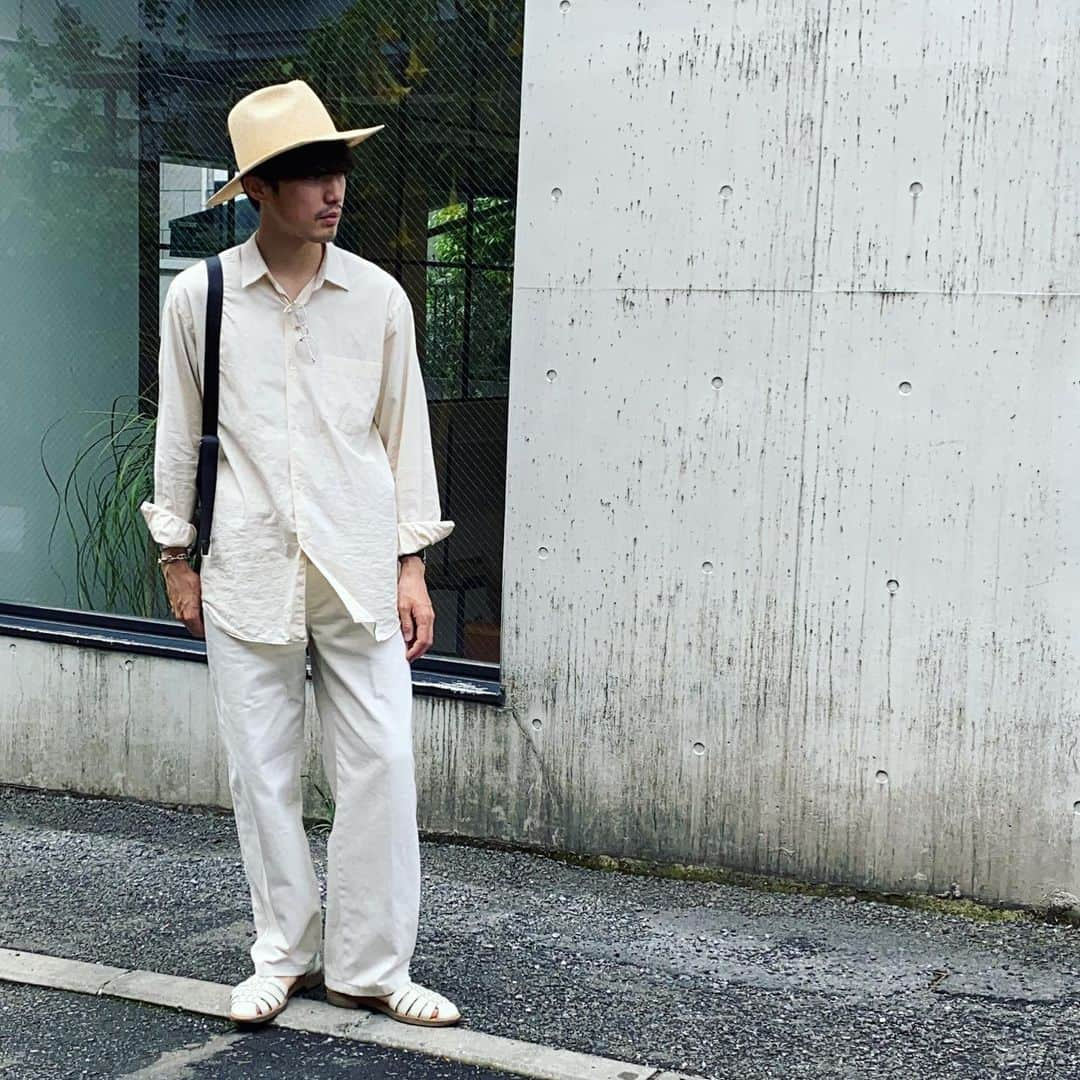 並木一樹さんのインスタグラム写真 - (並木一樹Instagram)「よく聞かれるUNIQLO Uのホワイトパンツはレディースのワイドフィットカーブジーンズの30インチです♪ ___________________________________________ しばらく風立ちぬみたいなコーデが続きます。  最近天気が気持ち良すぎる♪ 日常ルーティンの動画先程アップいたしました♪  hat:アンユーズド shirt:COMOLI pants:  UNIQLO U bag: @henderscheme  ___________________________________________  #COMOLI#BEAMS#AURALEE#オーラリー#30代ファッション #ファッションコーデ  #ファッションスナップ#ootd」5月11日 20時25分 - casi_namiki