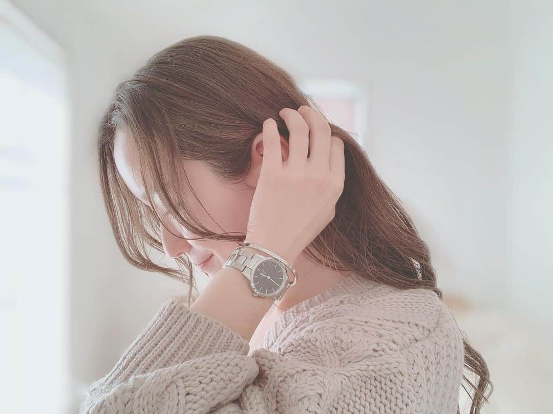 リナのインスタグラム：「おうち時間☕️ . 今日は自粛生活が始まってから 初めて子供たちと散歩に出かけました♪ . 人のいない時間を狙って、完全防備で😷 . 気がつけば、 新緑の季節だったんだね〜🌳 . 鳥のさえずりや蝶々を沢山見れて リフレッシュできました🦋 . 今年はあっという間に春が過ぎ去りそう…🌸 早くのびのびとした生活に戻れますように… . . . 半袖で出掛けたら、毛が気になって…💦 落ち着いたら銀座カラーでケアしたいなぁ〜！ 銀座カラーなら 全身脱毛6回のおまとめ予約が可能だよ★ ...................................................... #3児のママ　#おさんぽ #リフレッシュ ##おうち時間 #3児ママ #コロナ疲れ #コロナウイルスが早く終息しますように #小学生ママ #幼稚園ママ #リラックスタイム #心の栄養  #優しい気持ち #優しいママになりたい　#callaPR #hairstyle #hairsalon #hairarrange #お団子ヘア #お団子ヘアー #銀座カラー #脱毛 #全身脱毛 #顔脱毛  無料カウンセリングのご予約は『@ginzacalla_official』の 公式アカウントURLからキャンペーンcheck！」