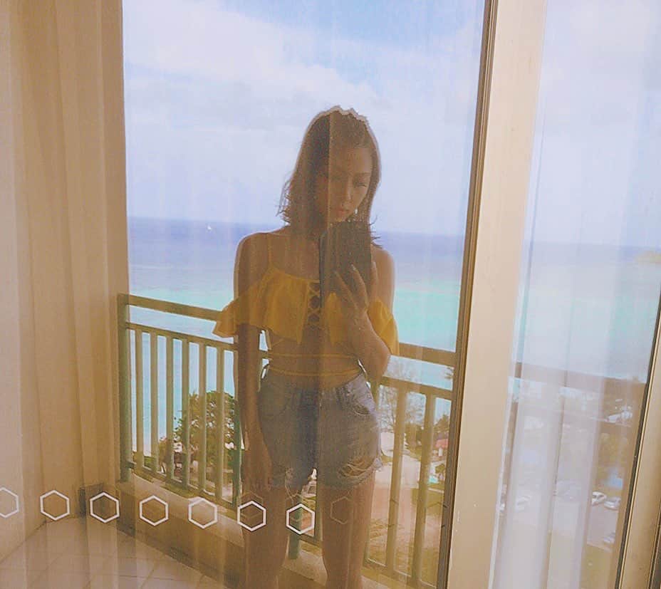 honoka のインスタグラム：「夏近づいてるのに、、 どーなるんかなー🙄🏝🌺 これは2年前の夏。恋しい」