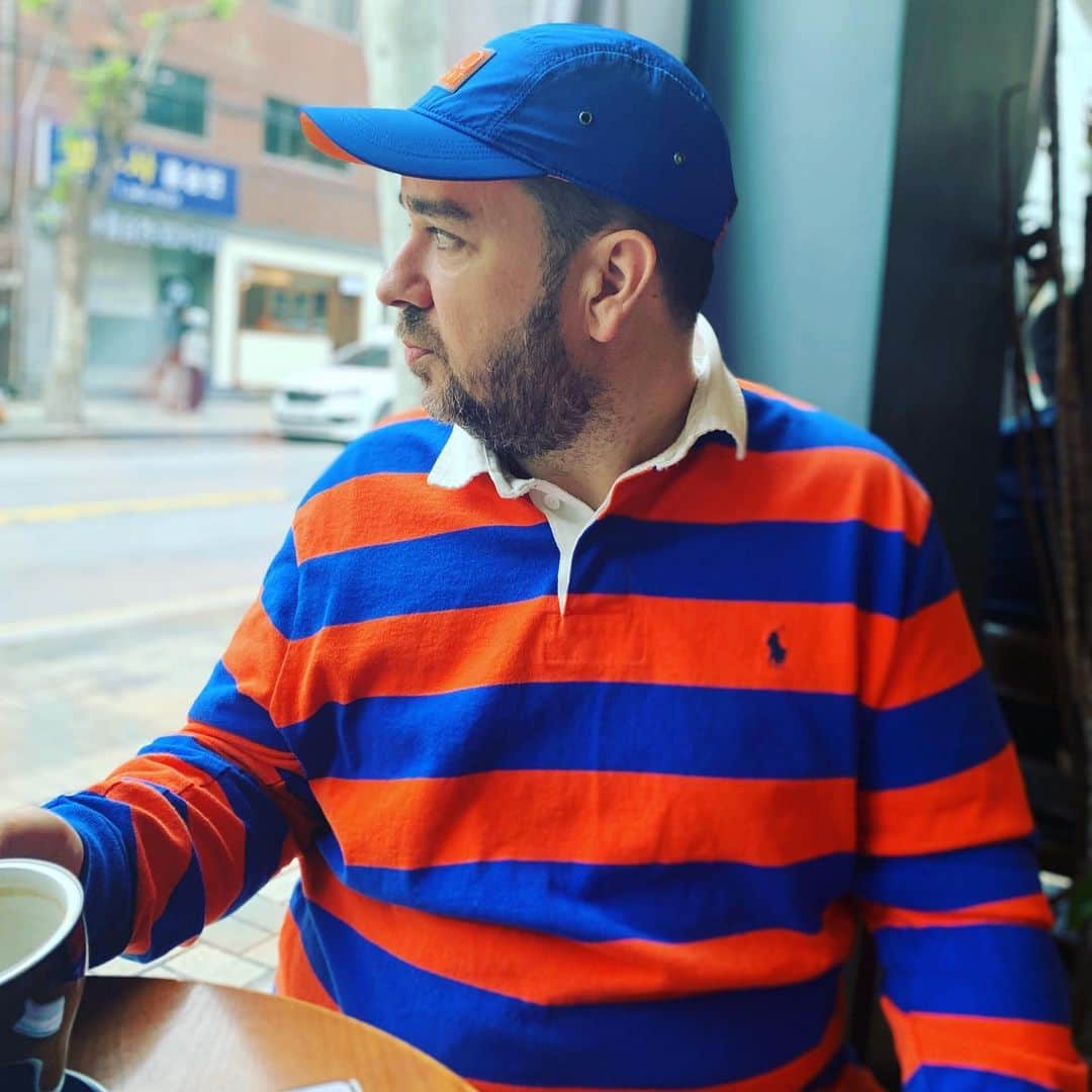 サム・ハミントンのインスタグラム：「Just an early morning coffee 아침 커피 타임 #폴로랄프로렌 #폴로스웩」