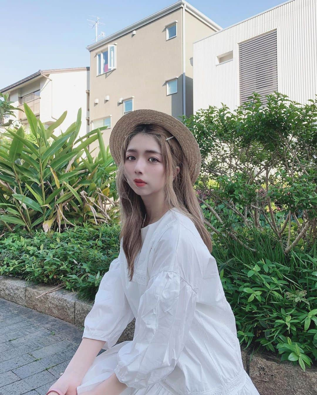 エリンコさんのインスタグラム写真 - (エリンコInstagram)「👒 . 今日はとーっても暑かったね☀️💫 . 早速お気に入りのサンダル履いてみたよ👡💕 . 足盛れるし可愛いーっ♡♡♡ . 真っ白なコットンワンピースは @ladiesfashion.kandk だよ👗💕 . #summer #fashion #カジュアル #カジュアルコーデ #麦わら帽子 #帽子 #ダイエット #脚やせ #脚やせダイエット #春コーデ #夏コーデ #春服コーデ #erinkodirection #pinkhouse #ピンクハウス #niceclaup #サンダル #プチプラ #韓国ファッション #えりんコーデ #miumiu #东京 #时尚潮流 #可爱的 #低身長コーデ #低身長ファッション #152cmコーデ #kandk_style」5月11日 20時37分 - erinko0315