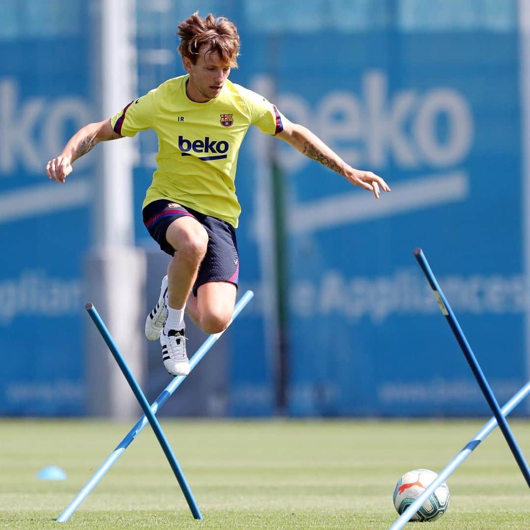 イヴァン・ラキティッチのインスタグラム：「🤗⚽️💪 #goku🔥」