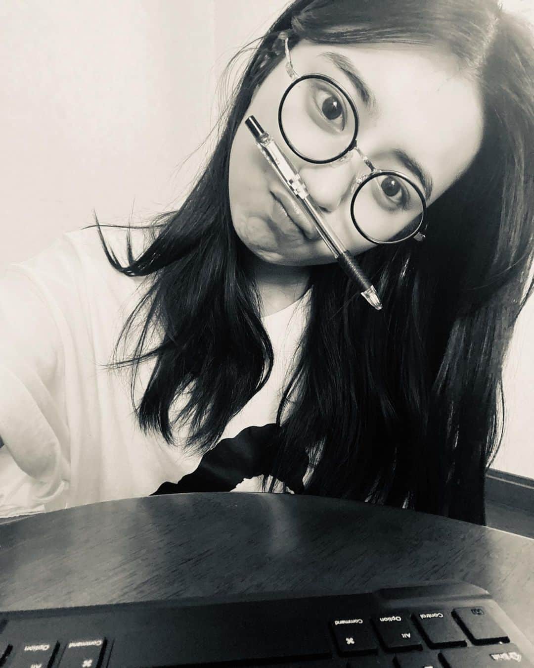 中尾萌那のインスタグラム：「昨日の母の日🌹 花束予約してなくて、家に咲いとる花と買ってきた花をどうにか花束にした笑 ティラミスは母も好きだし、 なにより私がどうしても食べたかったから作りまーした  そしてオンライン授業」