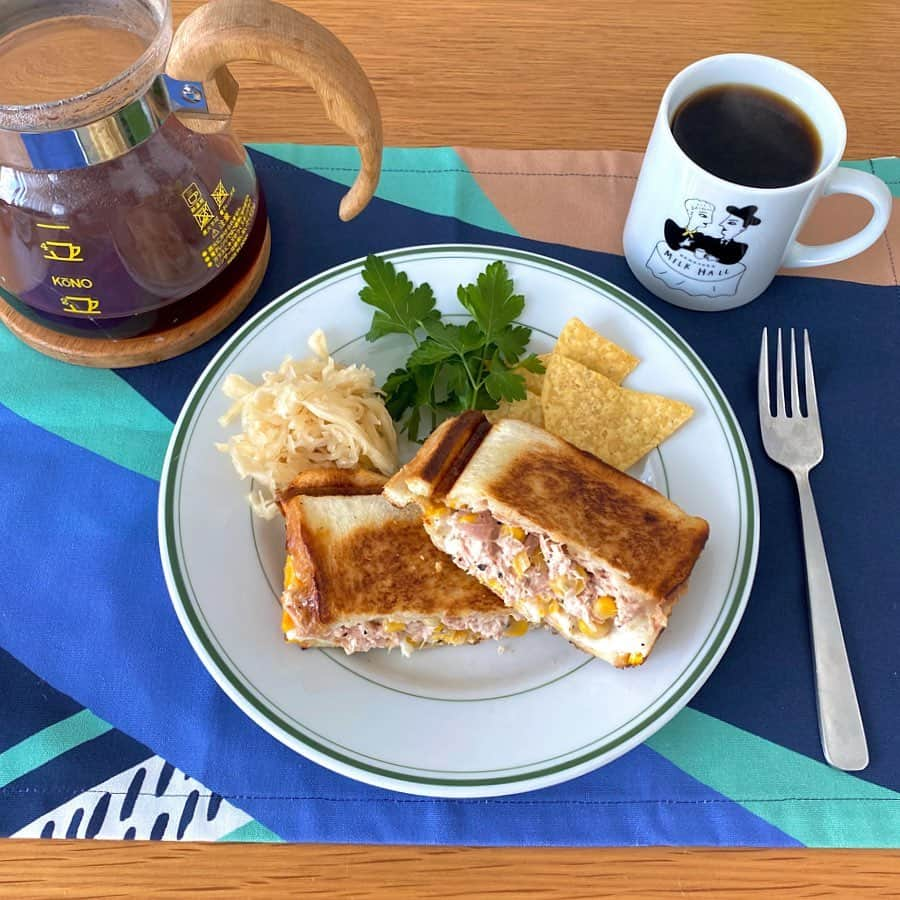 クボタマサヒコさんのインスタグラム写真 - (クボタマサヒコInstagram)「今日も一日がんばりましょう🥪 前にも紹介した高校の頃からの友人が主催するテキスタイルブランド Sarahbel  @sarahbel_net からランチョンマットを送って貰いました🙏🏻 他にも色々な柄の生地やアイテム(オリジナルマスクも可愛い)あるので良かったらタグからチェックしてみて下さいね。  #ホットサンド #hotsand #coffee #ザワークラウト #イタリアンパセリ #家庭菜園 #herbs #うちごはん #クボタ食堂 #ブレドール葉山 #鎌倉ミルクホール #sarahbel」5月11日 11時48分 - kubota_masahiko