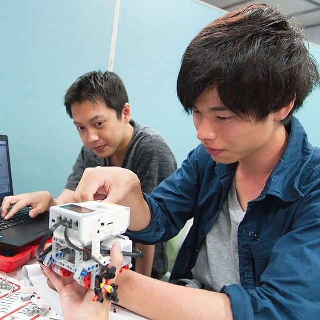 日本工学院さんのインスタグラム写真 - (日本工学院Instagram)「過去に行われた、ITカレッジの「レゴマインドストーム競技大会」の一コマ❗ レゴブロックにセンサーや車軸、モーターなどを組み合わせてロボットを制作し、障害物レースで他チームと競う大会です🚗 いかに正確に速く走らせるか!!?を真剣に考え、仲間と試行錯誤しました。 無事にレースで走ったときの感動は忘れられません😭 . . 「#日本工学院」をチェック！！ 学生が投稿したリアルな日常風景を見ることができますよ！ . . #nihonkogakuin #専門学校 #日本工学院八王子専門学校 #日本工学院専門学校 #教職員投稿写真 #ITカレッジ #若きつくりびと #Web制作 #アプリ制作 #学生起業 #学生起業家 #Webクリエイター  #Web #クリエイター #デザイナー #エンジニア #プログラミング #開発 #システム開発  #アプリ開発」5月11日 12時02分 - nihonkogakuin