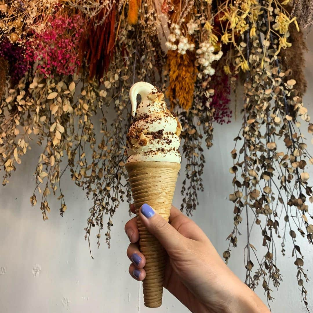 菅真鈴さんのインスタグラム写真 - (菅真鈴Instagram)「.﻿ ﻿ ソフトクリーム🍦﻿ ﻿ 私アイスクリーム大好きなんですよね❤️﻿ ﻿ 食べたーい✌️﻿ ﻿ #アイスクリーム #ソフトクリーム #food #softcream #icecream #desert #ドライフラワー #dryflower #blue #nail #almond #choco #yummy」5月11日 12時03分 - cq_marin_s