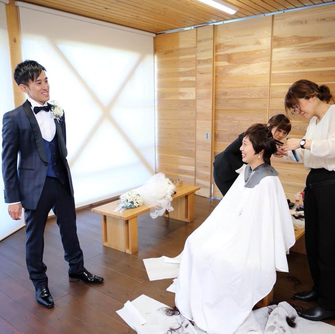 のインスタグラム：「【パーティーレポート】披露宴前のお色直し。新婦様のヘアスタイルチェンジ中も、談笑しながら和やかな雰囲気のお二人でした。﻿ ﻿ LOCATION : UMI no RUSTICWEDDING﻿ PARTY SPACE : LAGO BIANCO﻿ GUEST : 46﻿ SEASON : SPRING﻿ ﻿ M&Uの公式サイトでは、挙式・披露会陰会場のご紹介やパーティーレポート、最新の情報などをご確認いただけます。﻿ ﻿ プロフィール( @mandu_wedding )内にあるURLよりご確認ください。﻿ ﻿ *・。*・。*・。*・。*・。*・。*・。﻿ ﻿ 【苔の里・木場潟を巡る♪ 杜と湖のラスティックウエディング見学会】﻿ ﻿ 南加賀の大自然を舞台とする“杜と湖のラスティックウエディング”。﻿ その舞台となる苔の里・木場潟の見学ツアーです。﻿ 実際のロケーションを体感してお二人のイメージを膨らませてください！﻿ ﻿ ○開催日／土日祝の11:00〜15:00（完全予約制）﻿ ○お問い合わせ・お申し込み／プロフィール内のリンクより公式サイトにお進みください。﻿ ﻿ *・。*・。*・。*・。*・。*・。*・。﻿ ﻿ 【M&U WEDDING の結婚式】﻿ ﻿ 100年経っても変わらないこの景色。﻿ 訪れるたび、幸せの記憶がよみがえる。﻿ ﻿ 石川県小松市。ここにある自然環境を最大限に活かした、シンプルでナチュラルな結婚式、『ラスティックウエディング』﻿ ﻿ ラスティックとは、「素朴」や「温かみ」という意味があります。﻿ 自然に囲まれて、気持ちのよい日差しを浴びながら、飾り過ぎない素の美しい世界で、大切なゲストとかけがえのない時間を過ごす。まるで映画のワンシーンのようなウエディングです。﻿ ﻿ *・。*・。*・。*・。*・。*・。*・。」