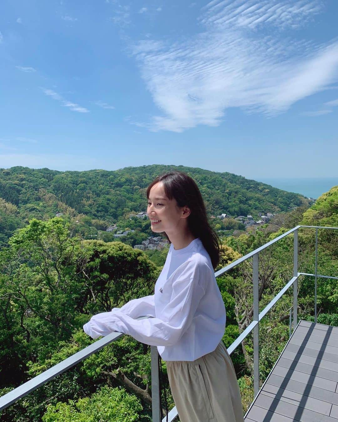 高嶋香帆のインスタグラム：「こういうラフで可愛い洋服大好きだなー☺️✨ . 自然が多い素敵な場所で撮影しています！ 久しぶりの外！自然！気持ちいい！！！ . お知らせお楽しみに！」