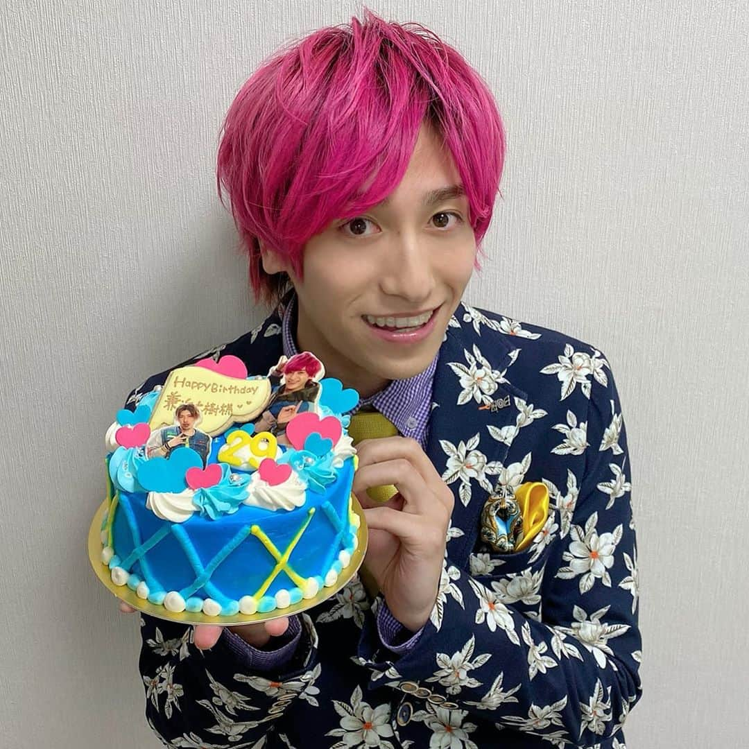 兼近大樹さんのインスタグラム写真 - (兼近大樹Instagram)「誕生日。  #happybirthday #俺がめでてぇ日じゃねぇ #俺を産んだ女を #褒め称える日 #29歳 #ってこんな感じ？ #小学生の時と #なんら変わってねぇ #大人の仮面 #被るのは上手になったよ #みんなそうだろう #外して生きてりゃ楽だぜ #照美は言ってた #あっ照美って俺をこの世に誕生させしメスね？ #幼稚園の頃からなにも変わってないって #俺幼稚園の頃どんな子供だった？ #と聞き返すと #落ち着きがなくてずっとちんちんいじってる子供だったよ #と返ってきた #俺変わったよ #ママ #人前でそんなことしない #思春期の部屋覗いてた？？ #え？ #はてながのんすとっぷ #とりま今日でまた歳を重ねた #みんなこれからもちんちん弄らなくなった俺を宜しくな #兼近と共に生きる」5月11日 12時11分 - kanechikadaiki