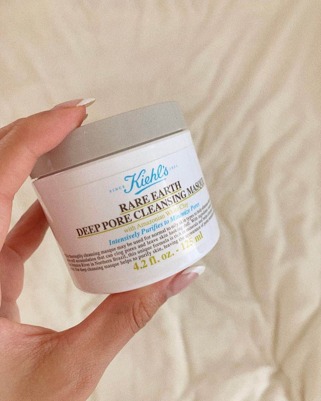 ヴァッツ美良さんのインスタグラム写真 - (ヴァッツ美良Instagram)「My favorite skin care✨ ~Cray Mask~ クレイは洗浄力がとても高くて 毛穴の奥の汚れまでしっかり落としてくれるからクレイパックした後は毛穴がキュッと小さくなるし肌もツルツルになる🙂 クレイにも色々種類があって それぞれ効果が違うから 使う時々の肌の調子に合わせて使い分けてるよ✨ * * キールズのクレンジングマスクは 毛穴の黒ずみを取ってくれる効果があって苺鼻になりやすい人にオススメ✨私も毛穴の汚れが気になってきた時によく使う！ * * クレイパック大好きすぎて 海外行くたびにその場所のオリジナルのものを買って帰るの！ わざわざお店調べて買いに行くくらい大好きなんだ〜❤️ オーストラリアで自然由来のスキンケア商品に触れてからなるべく化学成分が入っていない物を使いたいと思うようになってきた🌿 * * #スキンケア#skincare#cray#craymask#クレイ#クレイパック#キールズ#kiehls」5月11日 12時26分 - miravats_06