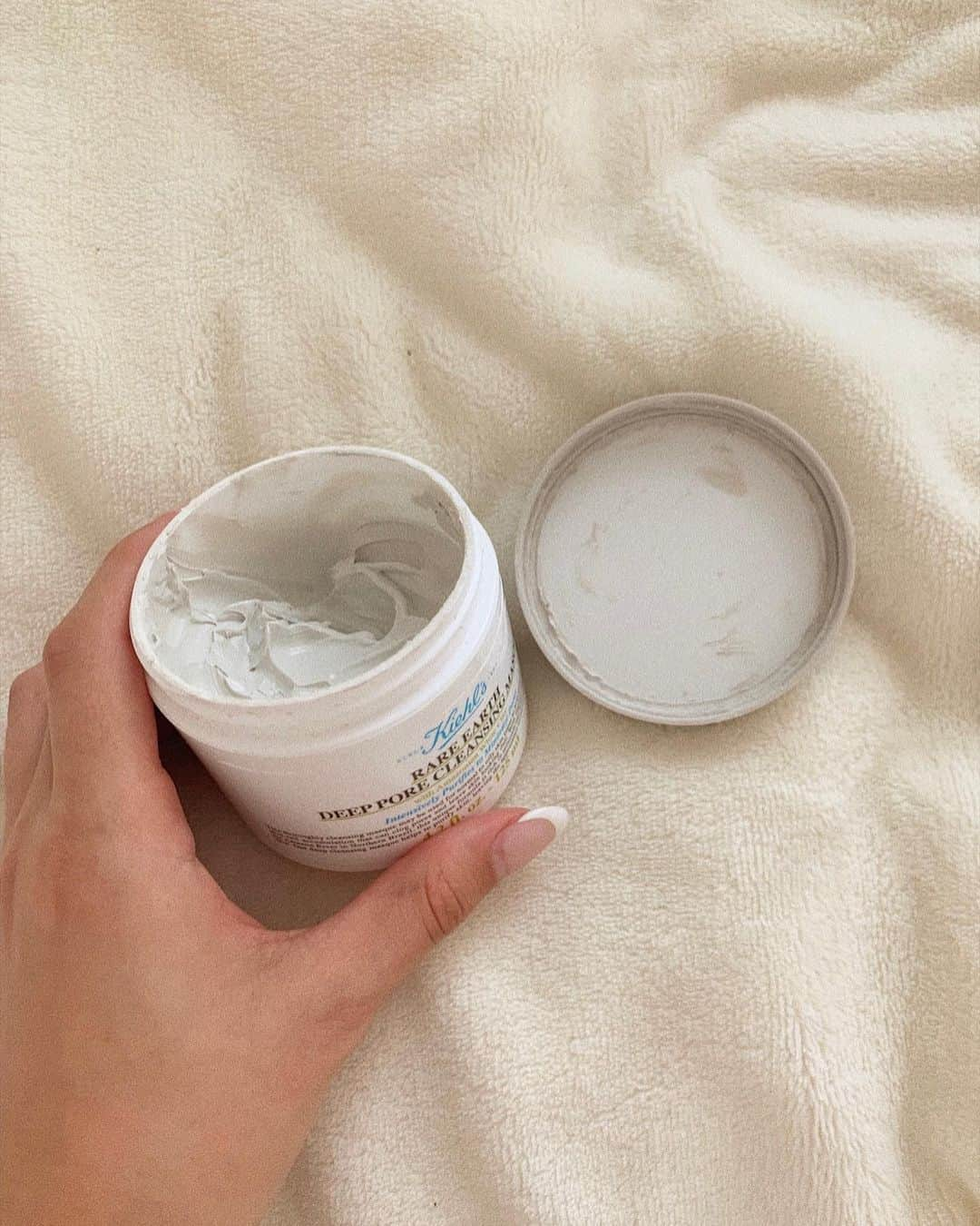 ヴァッツ美良さんのインスタグラム写真 - (ヴァッツ美良Instagram)「My favorite skin care✨ ~Cray Mask~ クレイは洗浄力がとても高くて 毛穴の奥の汚れまでしっかり落としてくれるからクレイパックした後は毛穴がキュッと小さくなるし肌もツルツルになる🙂 クレイにも色々種類があって それぞれ効果が違うから 使う時々の肌の調子に合わせて使い分けてるよ✨ * * キールズのクレンジングマスクは 毛穴の黒ずみを取ってくれる効果があって苺鼻になりやすい人にオススメ✨私も毛穴の汚れが気になってきた時によく使う！ * * クレイパック大好きすぎて 海外行くたびにその場所のオリジナルのものを買って帰るの！ わざわざお店調べて買いに行くくらい大好きなんだ〜❤️ オーストラリアで自然由来のスキンケア商品に触れてからなるべく化学成分が入っていない物を使いたいと思うようになってきた🌿 * * #スキンケア#skincare#cray#craymask#クレイ#クレイパック#キールズ#kiehls」5月11日 12時26分 - miravats_06