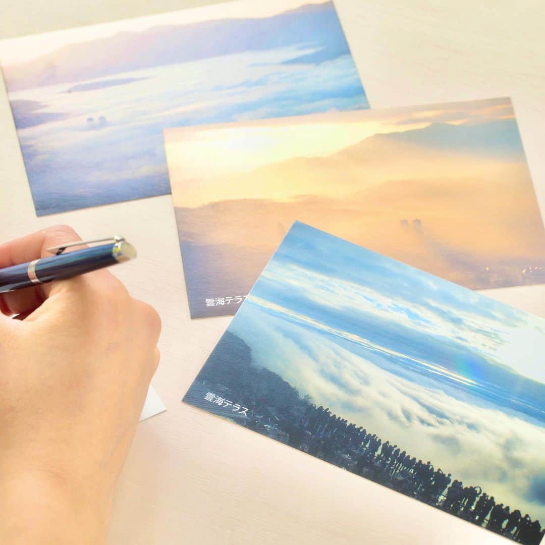 星野リゾート　トマムさんのインスタグラム写真 - (星野リゾート　トマムInstagram)「UNKAI TERRACE Instatour vol.10  登山道からゴンドラ駅近くに戻ると、雲のゆうびん屋さんがあります。ここでは、様々な種類の雲海の写真をポストカードにして販売しています。青色の「雲海ポスト」も設置しており、世界中どこへでも切手を貼らずにハガキを送ることができます✉️🌏 Cloud Post Shop sells various kinds of photos and postcards with scenery of Cloud sea . The blue "Unkai Post" is also set up at there, allow you to send postcards without stamps to anywhere in the world✉️🌏 #星野リゾート #リゾナーレ #リゾナーレトマム #トマム #hoshinoresorts #risonaretomamu #risonare #北海道 #Hokkaido #北海道旅行 #星野集團 #Hokkaidotrip #Japan #japantravel #雲海テラス #雲海 #UNKAITERRACE #絶景  #旅行気分 #おうちで旅体験 #旅は魔法 #妄想旅行 #UNKAITERRACEinstatour #instatour」5月11日 12時25分 - hoshinoresorts_tomamu