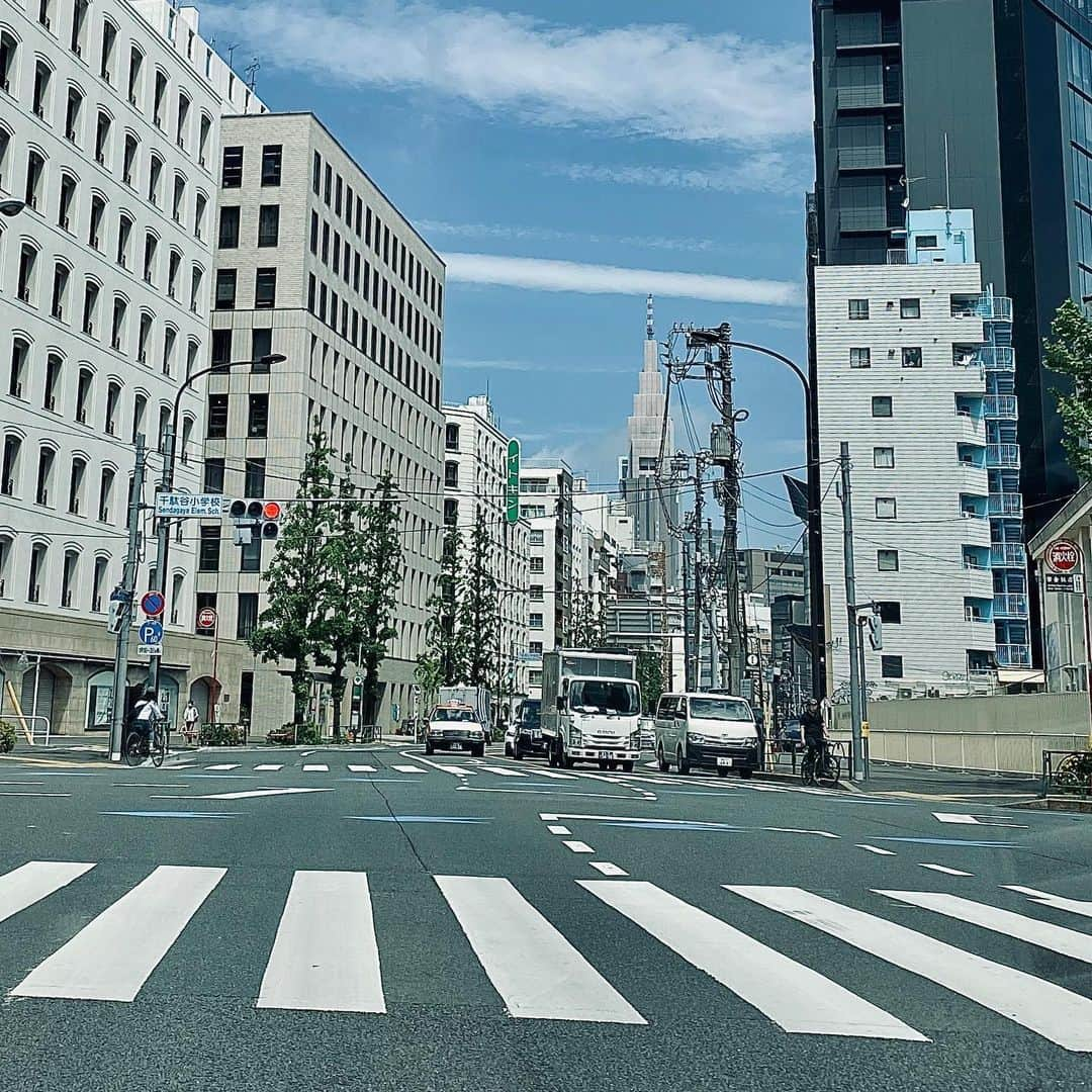 片山正通さんのインスタグラム写真 - (片山正通Instagram)「横断歩道と雲のコラボレーション。@ 千駄ヶ谷 A collaboration between crosswalk and cloud.@ Sendagaya」5月11日 12時25分 - masamichi_katayama