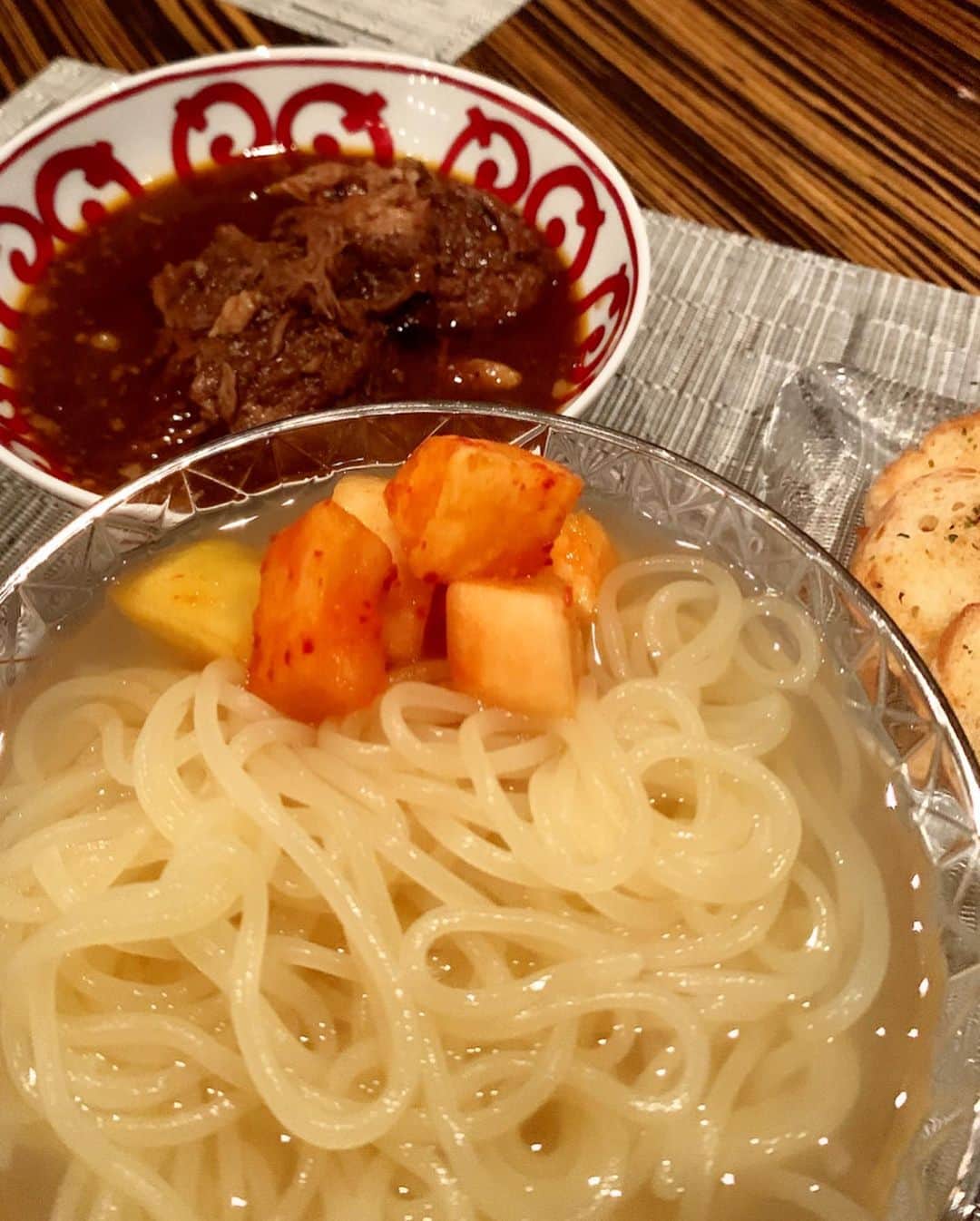 濱野りれさんのインスタグラム写真 - (濱野りれInstagram)「Yakiniku '𝙆𝙞𝙣𝙧𝙮𝙪𝙯𝙖𝙣' takeaway✔︎✔︎ Which is the most difficultt Yakiniku Restaurant in Japan to book. This time what I brought back is... ✔︎ Cold Noodle ✔︎ Beef Stew Cold noodles were boiled and beef stew was reheated before eating. Beef stew with luxurious meat... I was very satisfied with it♥︎ I'll upload the movie of cooking on my story (Just boil but cook😛) , check it out too♥︎♥︎ . . 金竜山の冷麺とビーフシチューをお持ち帰り😻 一緒に食べるものなのかわからなかったけど 一緒に食べたよ😝 冷麺は茹でてから氷でしめて、 ビーフシチューは温め直していただきました🙏✨ 贅沢なお肉がごろごろ入ったビーフシチュー... 金竜山の贅沢なお肉を楽しめて大満足💕 次はお肉をテイクアウトして 自宅で焼くのやりたいな〜🥰 ツルッと完食してごちそうさまでした😋♥︎♥︎ . . #rirelog#kinryuzan#deliveryservice #deliveryfood#stayhome#enjoyhome#takeawayfood#j#YAKINIKU#wagyu#wagyubeef#coldnoodles#mykitchen #金竜山#焼肉#焼肉テイクアウト#東京グルメ#お持ち帰りグルメ#テイクアウトグルメ#お取り寄せグルメ#お持ち帰り弁当#お取り寄せ#おうちグルメ」5月11日 12時35分 - riregram