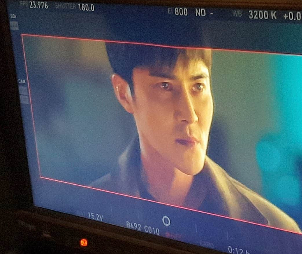 チョ・ドンヒョクのインスタグラム：「#루갈 #ocn 🦾 . . 촬영장 모니터」