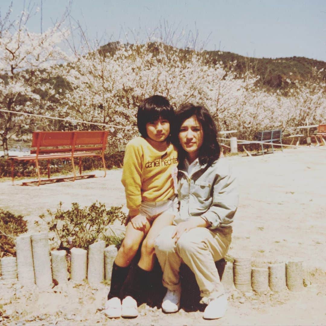 中江有里さんのインスタグラム写真 - (中江有里Instagram)「HPのMUSIC REPORT更新しました。 母の日に「いつも」を歌いました。  @yurinbow1226 のプロフィールのリンクにすすみ、musicへどうぞ。 もしくは  http://www.yuri-nakae.com/music/index2.html  動画にも出てくるわたしと母のスナップ。 今は日常的にスマホで写真を撮りますが、かつては旅先とか、記念日的な日に撮ることが多くて、何気ないショットがないんです。 この写真もどこか出先で撮ったものですが、まったく覚えていません。 わたしは小学生くらいで、母は30歳前後かと…。 気づけば母の年齢を超え、人生の折り返し地点を過ぎました。 周囲の人々に支えていただき、仕事ができることを感謝しています。  特に音楽活動は、今このような形で続けられることを本当に嬉しく思います。自分の課題はたくさんありますが、それに向き合うことが日々の張り合いにもなっています。 何よりわたしの歌を喜んでくださる方々がいてくれることが励みになります。 わたし自身も辛い時、苦しい時、音楽が支えになりました。 音楽はもちろん、執筆活動も並行してもっと良く、もっと高みにいけるよう、精一杯やる所存です。どうか見守ってくださいますよう（挫けそうな時に叱咤激励していただけますよう）お願いしますね。」5月11日 12時39分 - yurinbow1226