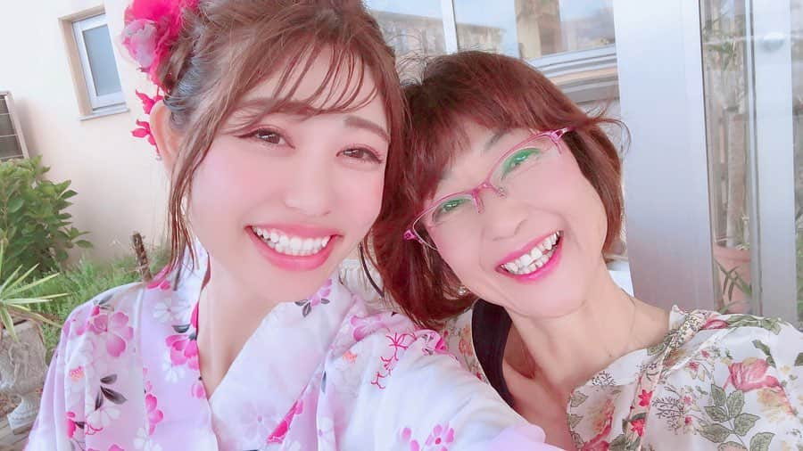 高橋里彩子さんのインスタグラム写真 - (高橋里彩子Instagram)「投稿できてなかった😣💓﻿ ﻿ ﻿ 母の日☺♥️﻿ ﻿ 私にとって大好きなお母さん❣️﻿ 私のお母さんは家族のためなら﻿ 自分の時間を犠牲にしてまでもみんなのために頑張ってくれるの🥺💗﻿ ﻿ お母さんの料理美味しくて、﻿ 献立とかごはん作ったり片付けたりとか﻿ 6人分で大変なのにしっかり作ってくれて﻿ ﻿ ﻿ 高校のとき毎日お弁当作ってくれるだけでもありがたいのに﻿ 最後のお弁当の日にね﻿ お母さん手紙入れてくれてて﻿ 『こんなお母さんのお弁当食べてくれてありがとう。』ってメッセージ入ってて高校で号泣したの覚えてる😭💓﻿ ﻿ ﻿ やっぱりさ、﻿ お母さんとかの偉大さって、ひとり暮らしとかしてすごくよくわかるなって思うの😩🙌🏻﻿ ﻿ ﻿ なんであのときこんなふうに言っちゃったんだろうとか﻿ 思ったりすることもあるから﻿ 今わかったときに、手伝ったり、﻿ いま自分ができる恩返しとも言えないけど、﻿ やれることをやろうって思うんだ💗﻿ ﻿ 本当に尊敬してる💞﻿ ﻿ ﻿ お母さんの優しさとか笑顔とか、﻿ 家族の支えになってる姿とか﻿ 私もお母さんみたいになりたいなって﻿ 思ってる🍓﻿ ﻿ ﻿ まだまだ、私はお母さんになんにもお返しできてないから﻿ もっとお返しできるように頑張りたいなっ😊💕﻿ ﻿ ﻿ ﻿ 早く会いたいなぁ😩💓﻿ ﻿ また旅行にも一緒に行きたい😖🙌🏻﻿ ﻿ ﻿ ﻿ 早くコロナ終わるといいね💘﻿ ﻿ ありがとうって伝えるのって大事だよね🌸﻿ ﻿ ﻿ ﻿ ﻿ ﻿ ﻿ ﻿ ﻿ ﻿ #母の日 #母の日プレゼント #母の日のプレゼント﻿ #お母さん #母 #お母さんありがとう #母の日2020﻿ #感謝 #ありがとう #ママ #mothersday﻿ #mother #家族 #料理 #愛 #親子 #笑顔 #thankyou #幸せ #family #いつもありがとう﻿ #おうちごはん #家族写真 #家族旅行 #家族の時間﻿ #大切な家族 #家族団欒 #仲良し家族 #旅行 #旅行好き﻿ ﻿」5月11日 12時39分 - konkonwanwan