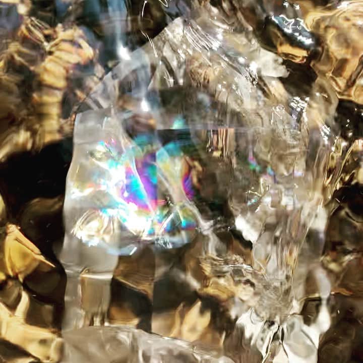 のインスタグラム：「近所の湧き水で浄化✨ 水の音癒される〜 ビソワさんのキラッキラなクリスタルちゃん💎 @bisowasobi ・ #天然石 #クリスタル #crystal #水の音 #癒し」