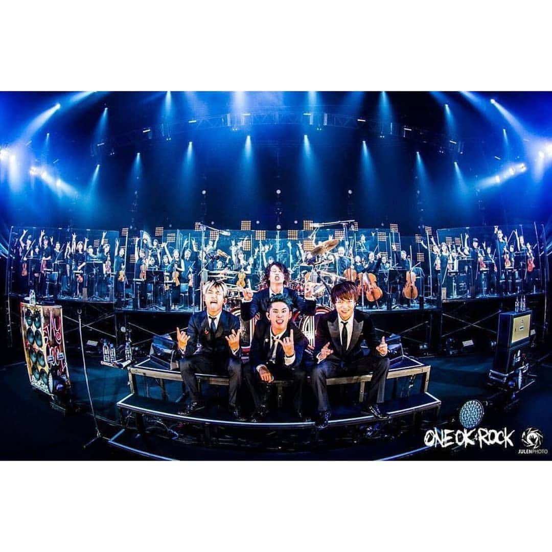 ONE OK ROCK WORLDさんのインスタグラム写真 - (ONE OK ROCK WORLDInstagram)「- ■前回の投稿で紹介した ONE OK ROCK with Orchestra Tour 2018で実際にヴィオラ奏者として参加した村松ハンナさん @va_hannah_ にインタビューする事が出来ました。 （本人の許可を得て投稿しています。インタビュー・英訳/ @oneokrockworld) - ①何歳の頃から楽器を初めましたか？また、ビオラはいつからですか？ ↪︎2歳の終わり頃からヴァイオリンを始め、15歳からヴィオラに転向しました。 - ②楽団に所属しているのですか？ ↪︎フリーランスで活動しています。 - ③普段はどういった所で演奏していますか？ ↪︎オーケストラやアーティストの方のライブサポート、レコーディング等をさせていただいています。 - ④ロックバンド(ワンオクロック)と共演が決まった時の心境を教えて下さい。 ↪︎高校の同級生にファンの子が多かったのでテンションが上がりました！(友人達は全員落選してしまっていましたが…) - ⑤準備(練習)にどれ位の期間がかかりましたか？ ↪︎当日以外に事前のリハーサルが2〜3日ほどあったかと思います。 - ⑥共演を通して、メンバーに感じた事はありましたか？ ↪︎大変礼儀正しく、舞台に立つべくして立っている方々だと思いました！ - ⑦普段の演奏とはどういった所が違いましたか？(大変だった事など) ↪︎奏者は全員イヤモニでクリック(メトロノーム)を聴きながら演奏していたのですが、盛り上がる曲だとどうしても聞こえなくなってしまうのが怖かったです。しかしどのようなときでもTomoyaさんのドラムが安定していたのでその動きを見ながら無事演奏することができました！ - ⑧演奏をアレンジしたりオーケストラ全体をまとめた人はいますか？ ↪︎ライブの中でも紹介がありましたが、チェリストの四家卯大さんがアレンジとオーケストラ全体の指示をしてくださいました。 - ⑨音楽を目指す若い人達へメッセージを! ↪︎永遠に追求できるところが音楽の楽しさであり、辛さでもあると思います。 今楽しめてる人はとことん楽しんで、辛い人は「その辛さを救ってくれるのもまた音楽」だと私は思っておりますので、一緒に頑張りましょう！！ - #oneokrockofficial #10969taka #toru_10969 #tomo_10969 #ryota_0809 #fueledbyramen#oneokrockwithorchestratour2018#fightthenight」5月11日 12時42分 - oneokrockworld