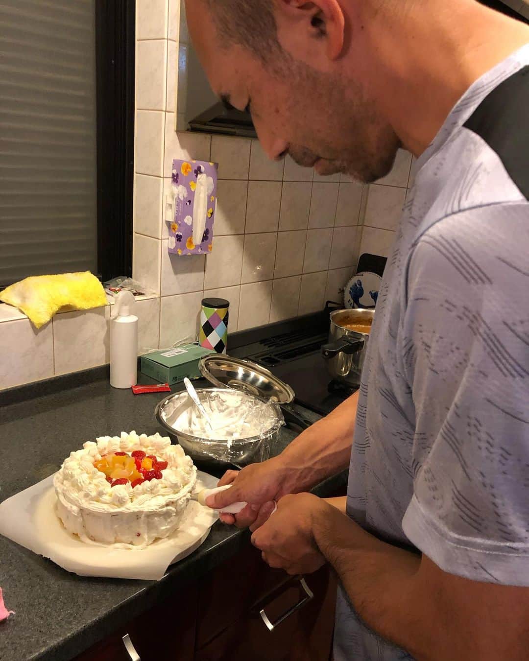 和田 一浩のインスタグラム：「子供の日に娘とケーキを作りました🎂 #デコレーションケーキ　#子供の日　#和田一浩」