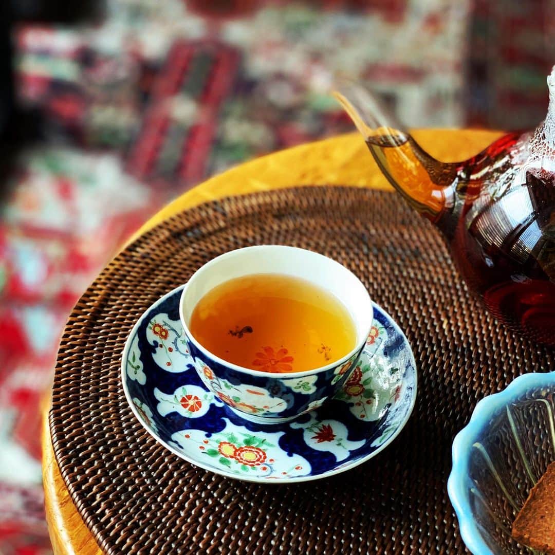 有森裕子さんのインスタグラム写真 - (有森裕子Instagram)「おうちCafe☕️ 今日は、内絵付けのあるこのCUP❣️ なので…珈琲ではなく香り良い紅茶(桃太郎ぶどう)にしました🤗 琥珀色の中に覗き見える繊細な絵付けが味と一緒に楽しめます😉  心穏やかな午後のひとときを❤️」5月11日 13時04分 - arimori.yuko33