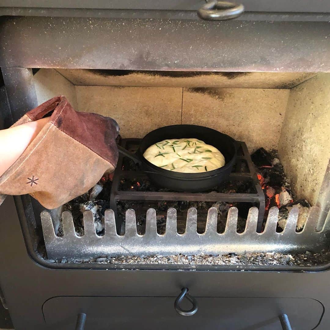 工房信州の家さんのインスタグラム写真 - (工房信州の家Instagram)「長野古牧展示場です。 昨日展示場の薪ストーブでフォカッチャを作りました！ 外は少し暑い一日でしたが、展示場の中は風が通り薪ストーブを焚いていても暑すぎず楽しく料理することができました！ 薪ストーブで作る料理は特別な感じがしてとても美味しかったです😋  お家時間に薪ストーブで料理作り是非してみてはいかがでしょうか？！とてもオススメです！！ #工房信州の家 #工房信州 #フォレストコーポレーション #信州の家 #木の家 #自然素材 #自然素材の家 #無垢材 #田舎暮らし #暮らし #住まい #注文住宅 #新築 #一戸建て #マイホーム #自由設計 #工務店 #インテリア #デザイン #施工事例#長野市#土地情報#移住#いえあそび写真展#お家時間 #長野古牧展示場」5月11日 13時09分 - koboshinshu