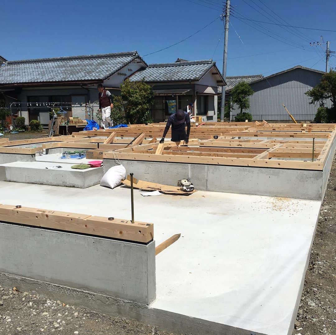 日大建築のインスタグラム：「晴天の中土台敷🌞 今日も気持ち良く仕事が出来そうです👷‍♂️ #日大建築#カリフォルニアスタイル #サーファーズハウス新築#注文住宅#宮崎市#モダン#オシャレ#ビーチ#海#surf #ハワイ#アメリカン#大工#建築#設計#ウッドスタイル#中古住宅#リフォーム#リノベーション#カバードポーチ#ウッドデッキ#ヘリンボーン#マイホーム」