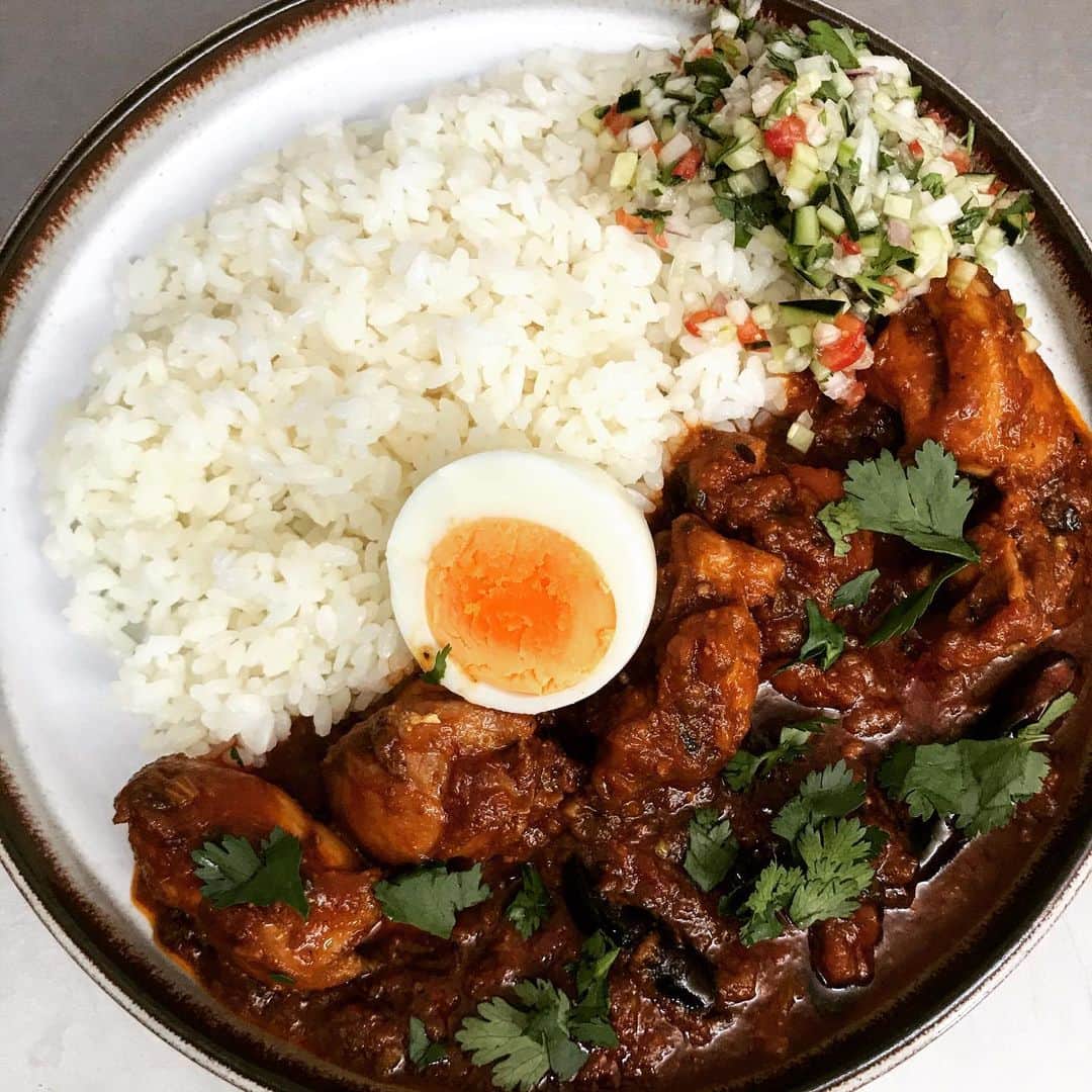 桜井誠のインスタグラム：「最近S&Bのカレー粉で、誰もが作れるカレーを作っていたので、その反動で今日はスパイスブーストガーリックチリチキンカレー🍛🍛 やっぱりスパイスチョイスして自分好みに作るカレーは美味なり〜 #桜井食堂　#curry #spicecurry #スパイストラベラー　#ニンニクと唐辛子を　#最後にテンパリングして加えます」