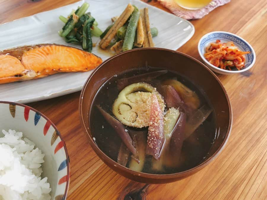 吉野千穂さんのインスタグラム写真 - (吉野千穂Instagram)「千穂飯🌿和食 * ・鮭の塩焼き ・ごぼうといんげんの梅ごま煮 ・小松菜の柚子胡椒おかかあえ ・無添加キムチ ・茄子とみょうがの味噌汁 * (鮭の皮は食べる派です。) * 鮭の赤い色素はアスタキサンチンという抗酸化成分で ビタミン類も豊富でアンチエイジングに効果的なお魚です！ 鮭はいろんな食べ方ができて美味しくて アンチエイジングもしてくれるとか優秀ですね👏🥺 * 茄子とみょうがの味噌汁にはすりごま入れると風味がプラスされておすすめです☺️ * * #鮭の塩焼き#鮭#定食#定食ランチ#アンチエイジング #簡単レシピ#作り置き#作り置きレシピ#常備菜 #千穂飯#管理栄養士ごはん#管理栄養士#フードスタイリスト #おうちごはん#毎日ごはん#朝ごはん#お昼ごはん#晩ごはん#今日のごはん#吉野千穂」5月11日 13時29分 - chiho_yoshino