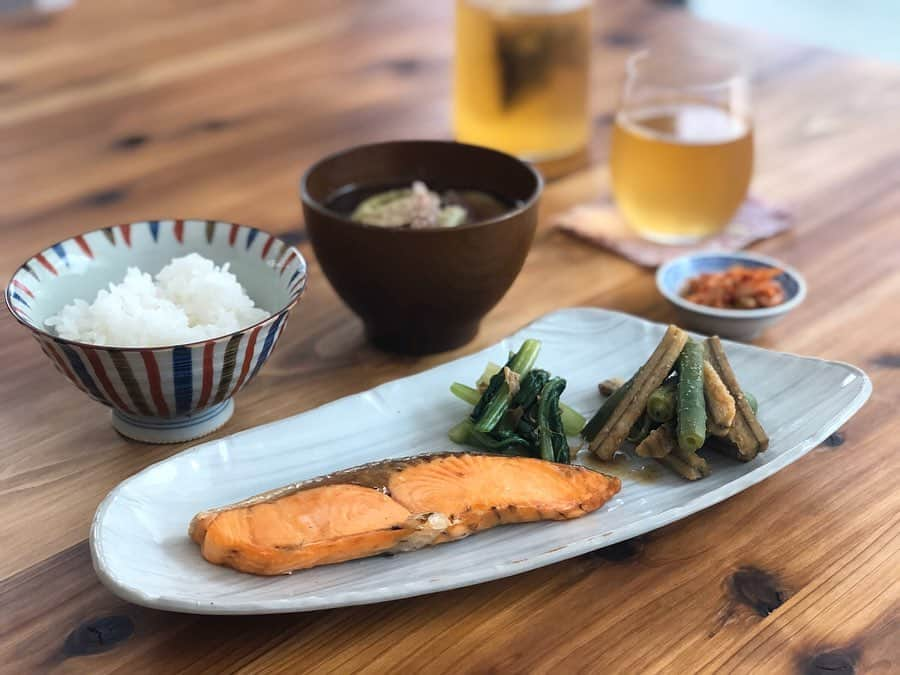 吉野千穂さんのインスタグラム写真 - (吉野千穂Instagram)「千穂飯🌿和食 * ・鮭の塩焼き ・ごぼうといんげんの梅ごま煮 ・小松菜の柚子胡椒おかかあえ ・無添加キムチ ・茄子とみょうがの味噌汁 * (鮭の皮は食べる派です。) * 鮭の赤い色素はアスタキサンチンという抗酸化成分で ビタミン類も豊富でアンチエイジングに効果的なお魚です！ 鮭はいろんな食べ方ができて美味しくて アンチエイジングもしてくれるとか優秀ですね👏🥺 * 茄子とみょうがの味噌汁にはすりごま入れると風味がプラスされておすすめです☺️ * * #鮭の塩焼き#鮭#定食#定食ランチ#アンチエイジング #簡単レシピ#作り置き#作り置きレシピ#常備菜 #千穂飯#管理栄養士ごはん#管理栄養士#フードスタイリスト #おうちごはん#毎日ごはん#朝ごはん#お昼ごはん#晩ごはん#今日のごはん#吉野千穂」5月11日 13時29分 - chiho_yoshino