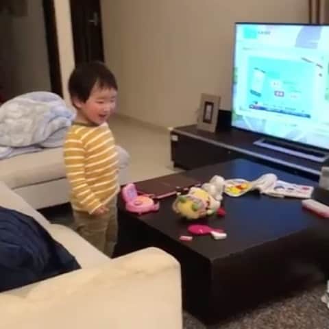 カバのインスタグラム：「‪ずっと前に母親から送られてきた、甥っ子の動画。おいおい、スリッパ脱ぐのでこんな爆笑しとったら、大人なるまでにほんまに笑い死にするんちゃうか？！世の中にはおもろいこと山盛りあるのにおっちゃん心配やで！‬ . . #甥っ子 #明るいやっちゃで #笑い死にせんように気ぃつけや」