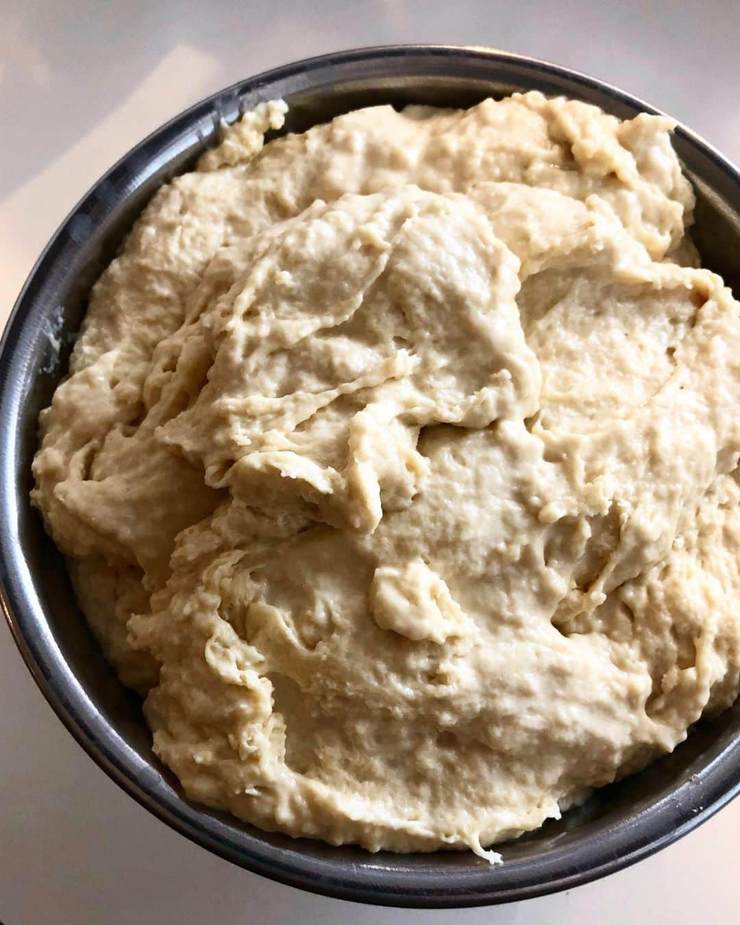 CHIPPRUSONのインスタグラム：「長時間冷蔵オートリーズ  水分と小麦粉をヘラで混ぜ合わせたものをボウルに入れてラップをし、冷蔵庫で24時間〜最大7日間保存してからパン生地にする。混ぜ合わせる前の粉はサラサラにほぐしておき、ダマなくふんわり混ぜるのがコツ。こうすることで劣化や老化が少ない焼き上がりとなり、グルテンにより多くの水分を抱え込ませることが可能となります。乳製品や糖類をここで加えておくことで（腐敗防止に乳酸菌やヨーグルトも）甘みやミルキーな香りを引き出せるメリットも。7日間保存する最大の目的はグルテンの軟化。柔らかな優しい繊維を育てて、消化吸収に負担の少ないパンにすることで、通常の小麦粉製品よりも体に優しいパンと言えるところ。風味も更に良くなる。デメリットは保存に場所を取る、もはやパンではない作り方になる、単に大変である…😅」
