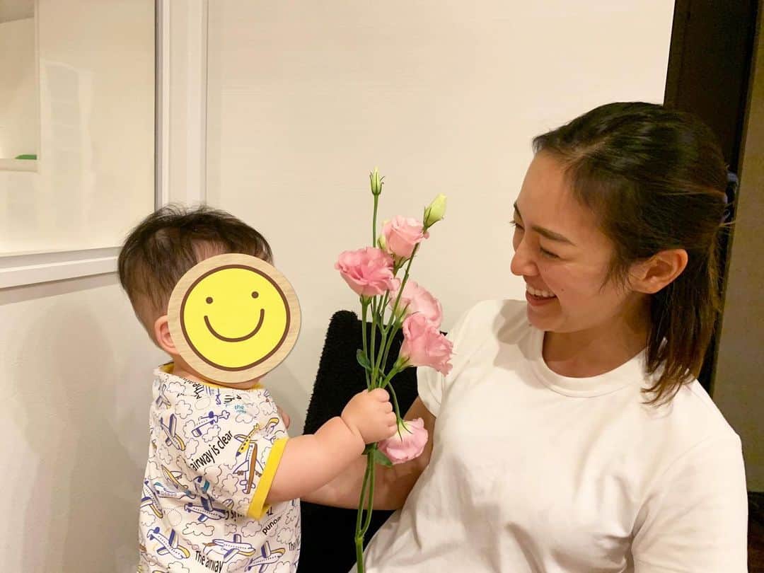 夏美のインスタグラム：「自分が母の日を受ける日が来るとは。 ありがとうね🍀 ちなみに自分は母にシューズを送りました🥿 早くそれを履いていろんなところに出かけられる世の中に戻りますように🌏 #母の日　 #mothersday  #ありがとう　 #いつもありがとう」